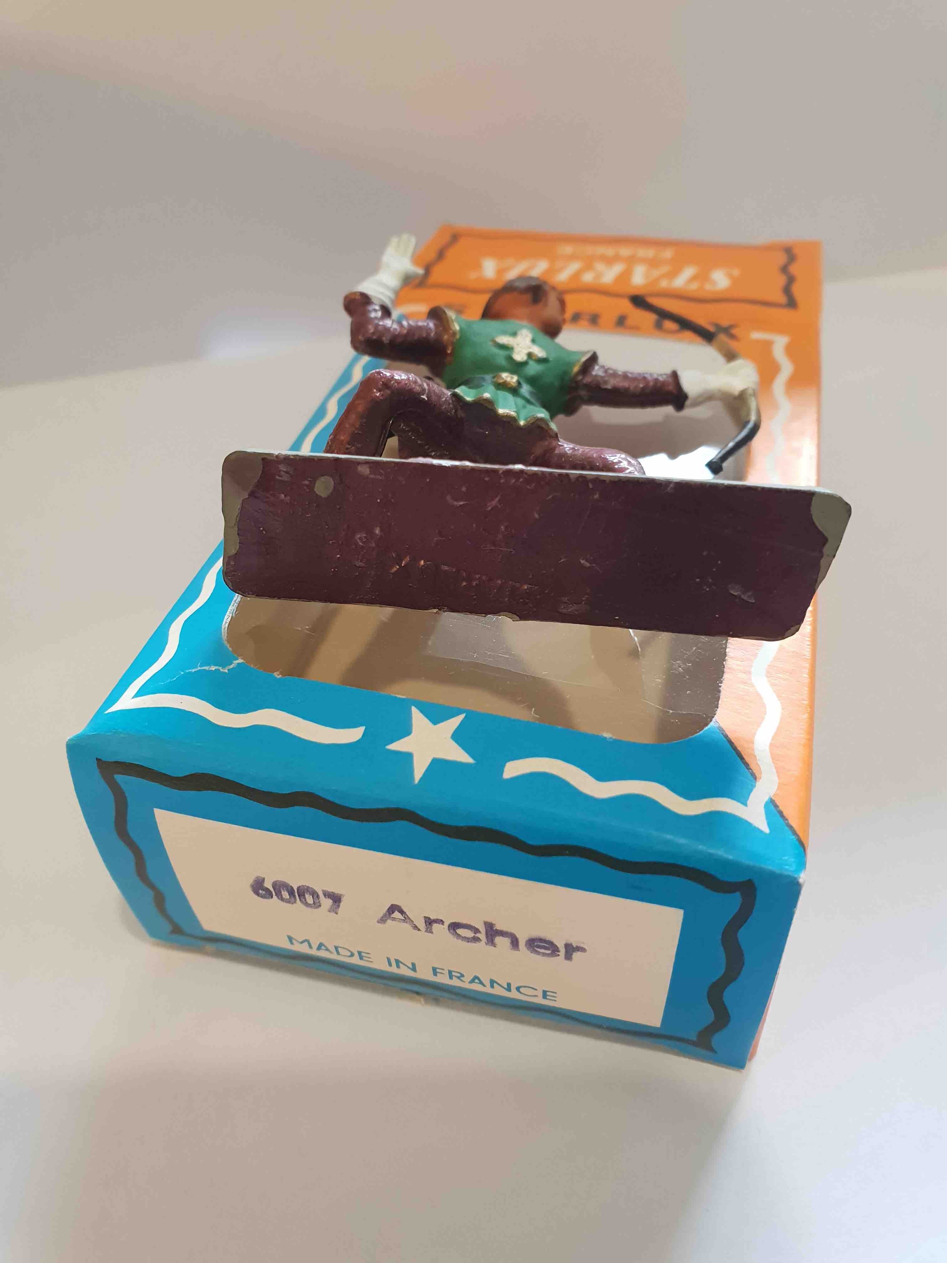 ARCHER TUNIQUE VERTE PIEDS ROUGE SOCLE VERT STARLUX MOYEN ÂGE 6007