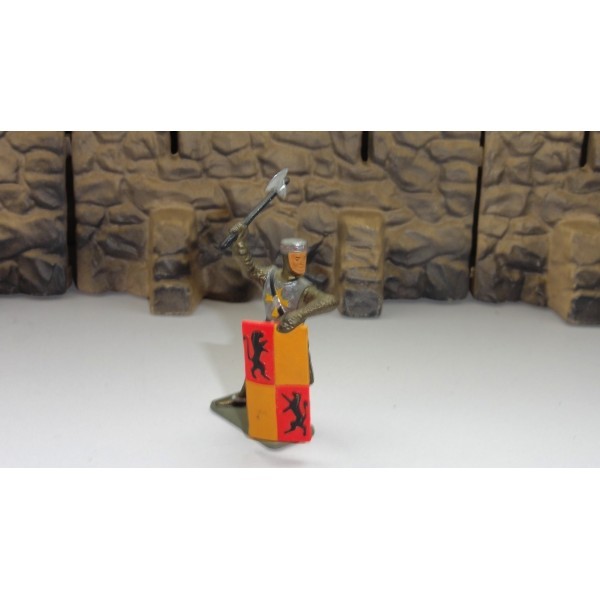 CHEVALIER HACHE BOUCLIER PIED GRIS STARLUX MOYEN ÂGE RÉF 6067