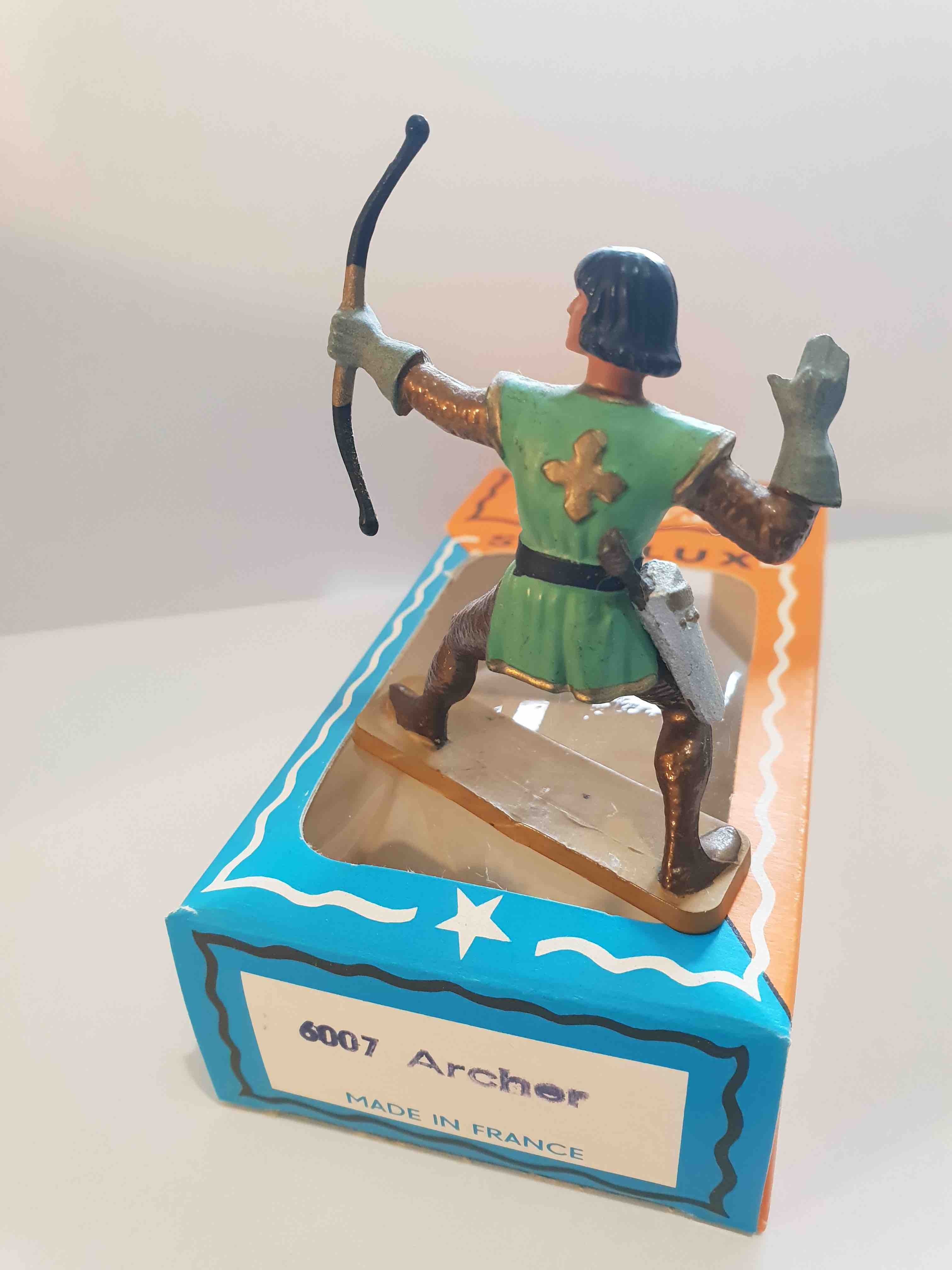 ARCHER TUNIQUE VERTE PIEDS OR SOCLE OCRE STARLUX MOYEN ÂGE 6007