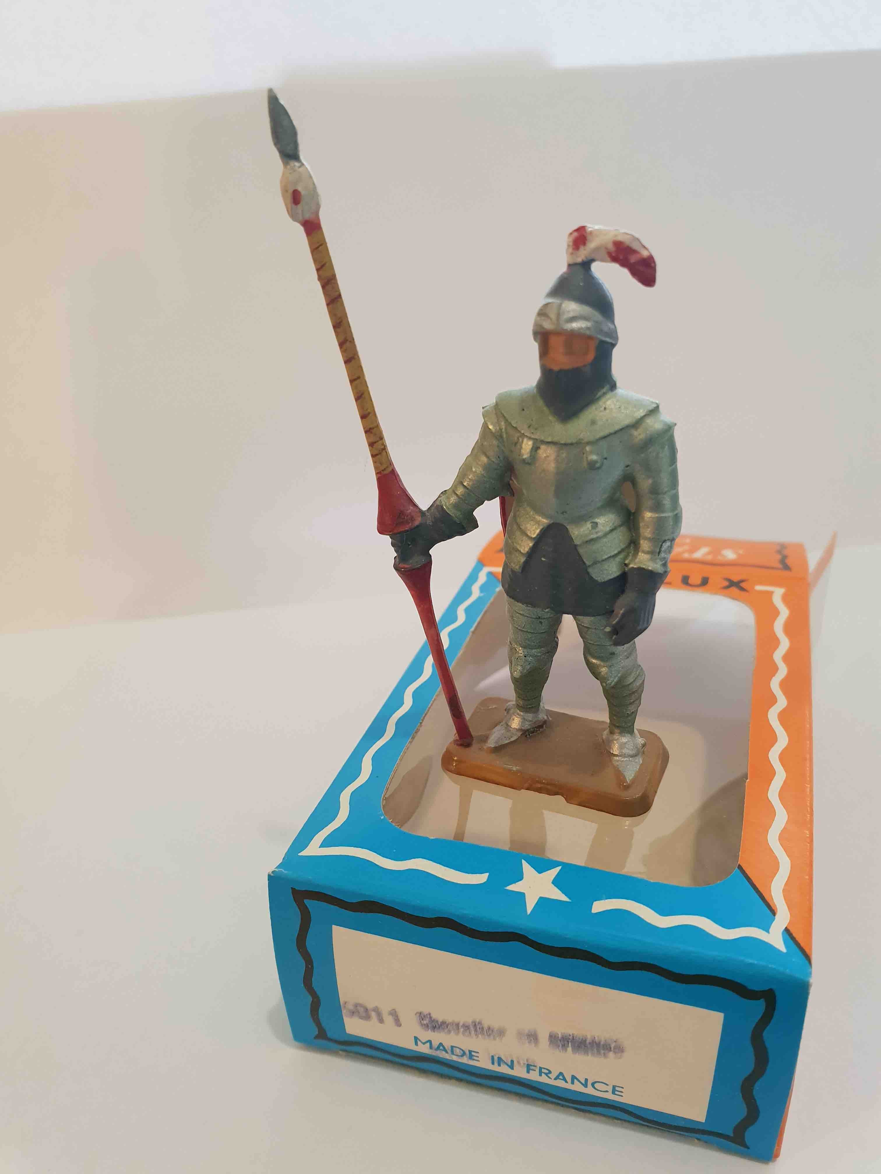 CHEVALIER EN ARMURE AVEC LANCE PIEDS BLANC STARLUX MOYEN ÂGE RÉF 6011