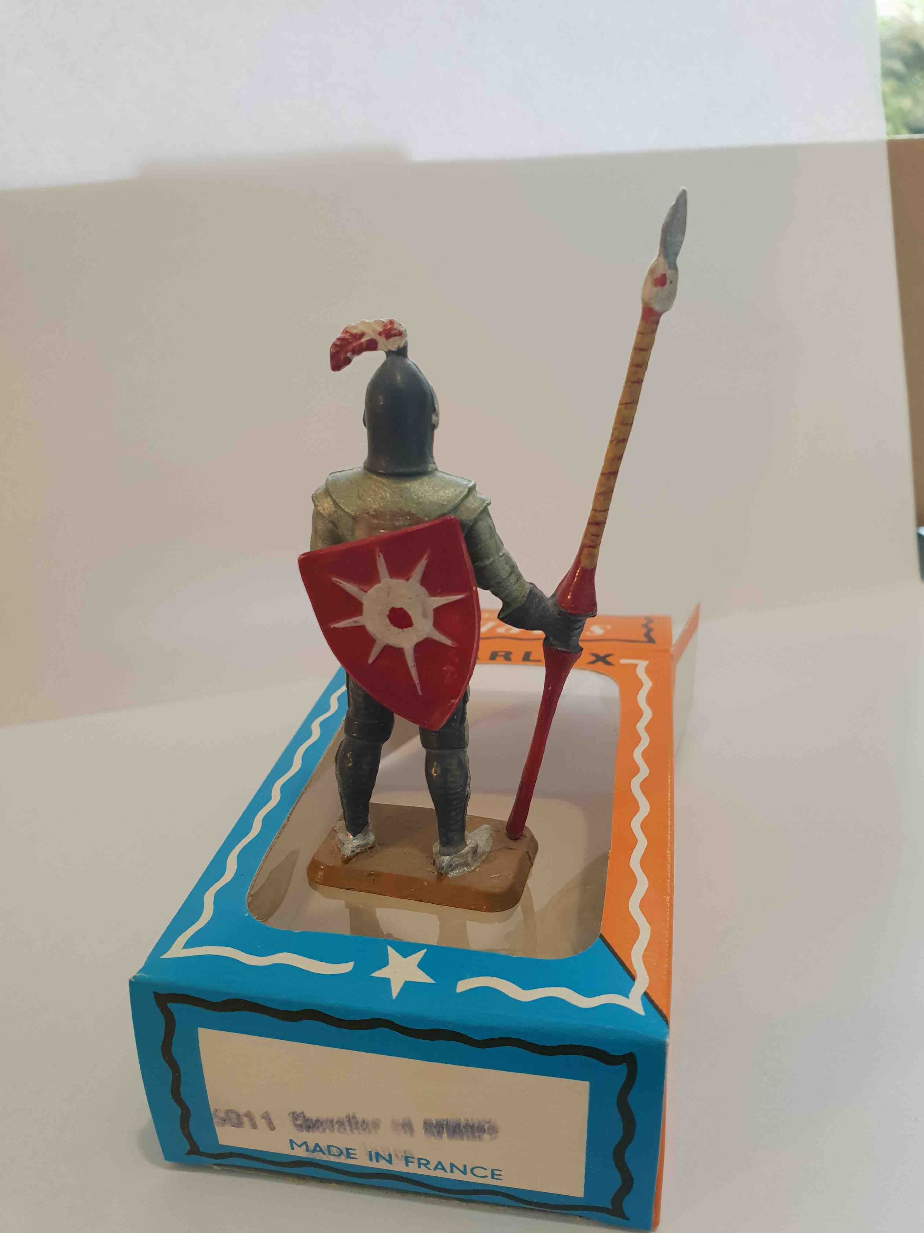 CHEVALIER EN ARMURE AVEC LANCE PIEDS BLANC STARLUX MOYEN ÂGE RÉF 6011