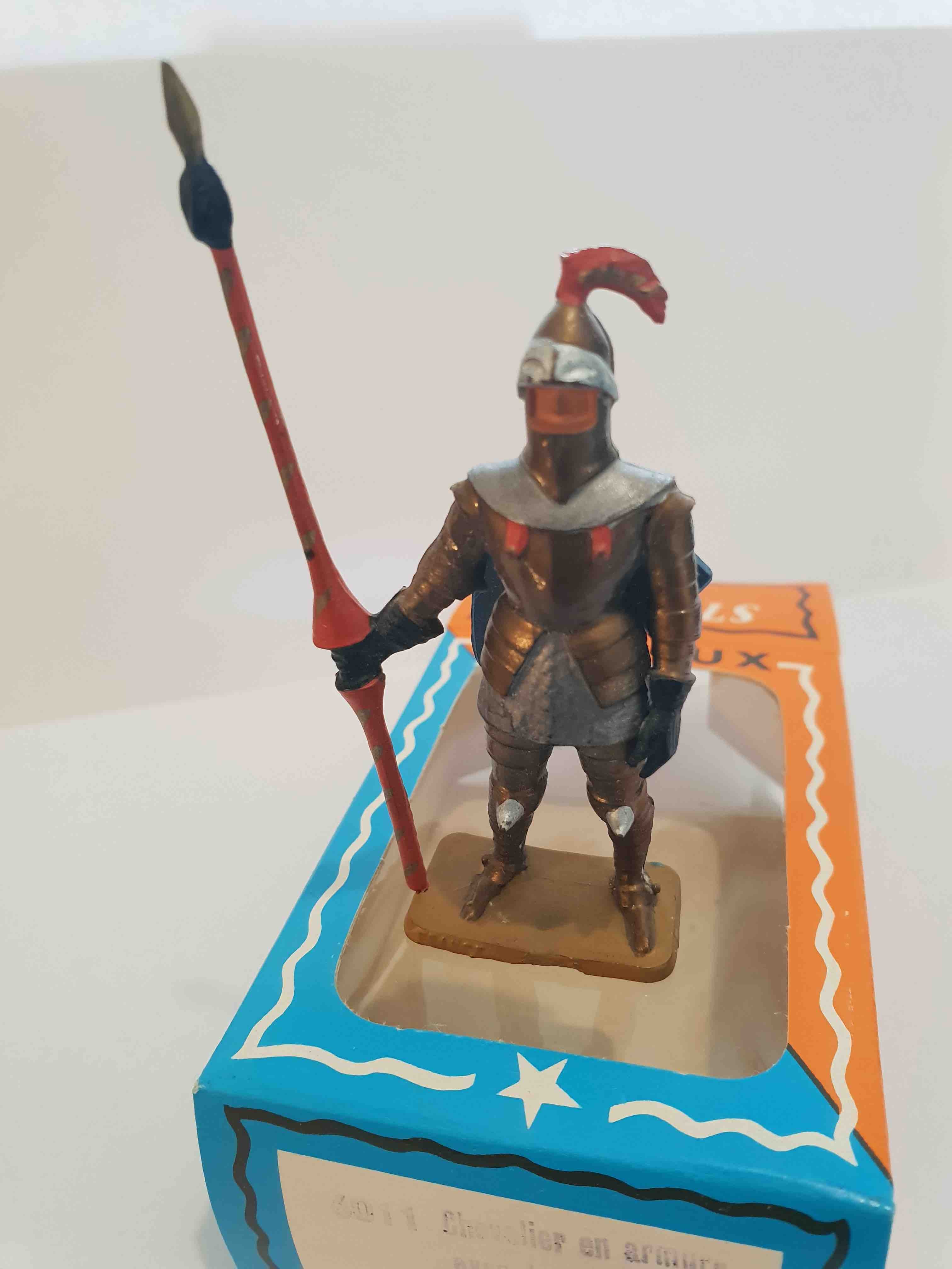 CHEVALIER EN ARMURE AVEC LANCE PIEDS OR STARLUX MOYEN ÂGE RÉF 6011