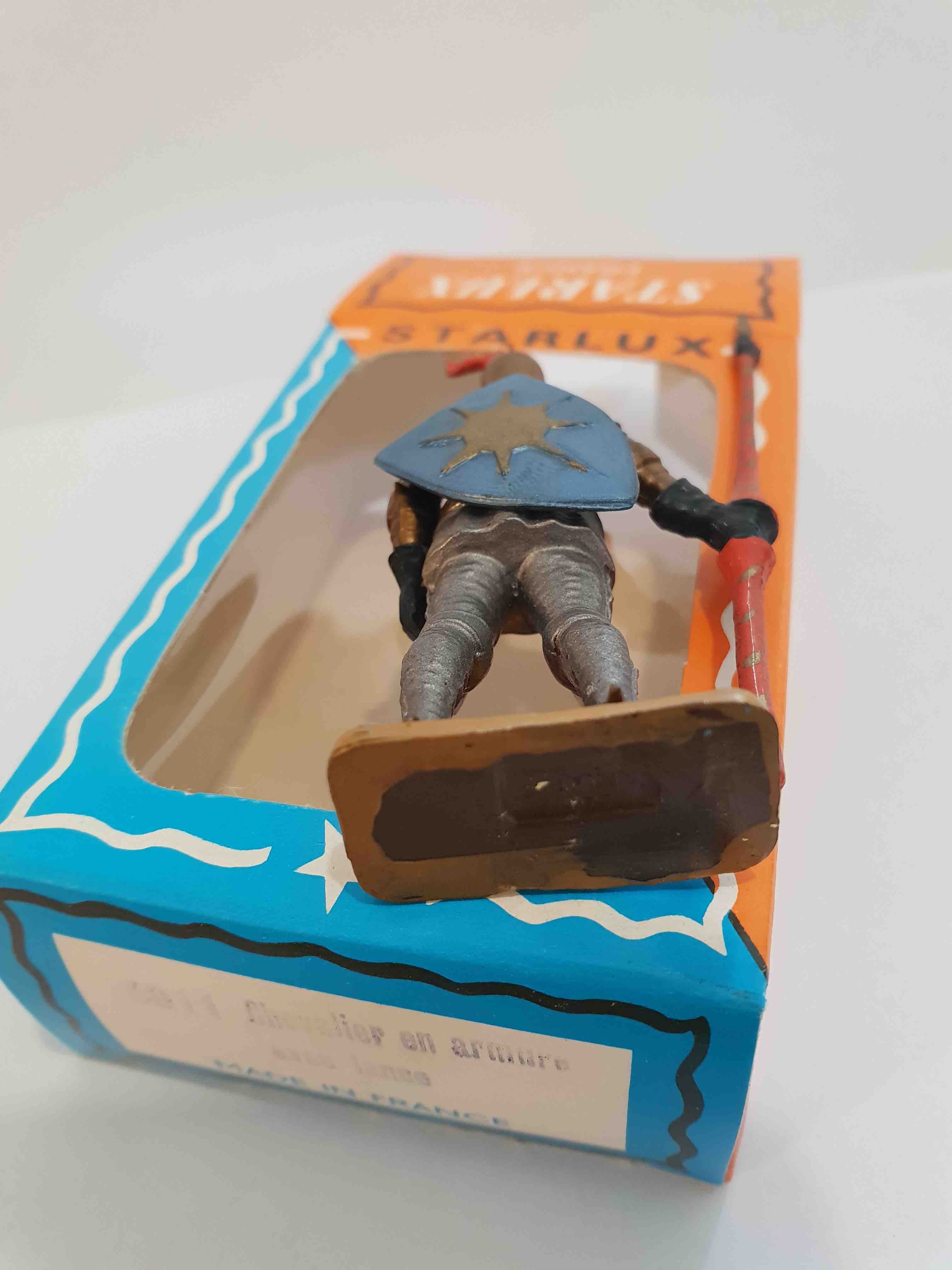 CHEVALIER EN ARMURE AVEC LANCE PIEDS OR STARLUX MOYEN ÂGE RÉF 6011