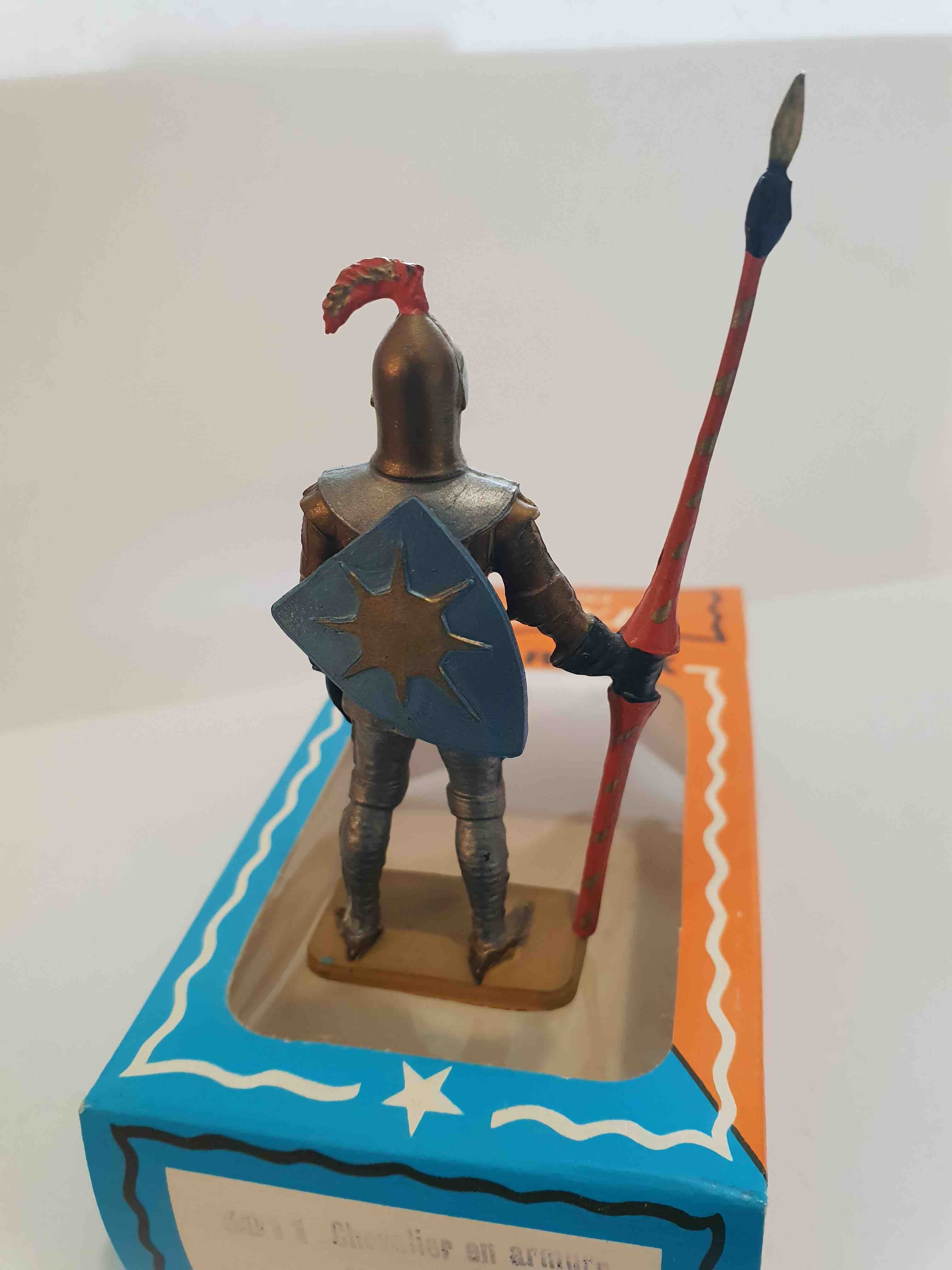 CHEVALIER EN ARMURE AVEC LANCE PIEDS OR STARLUX MOYEN ÂGE RÉF 6011