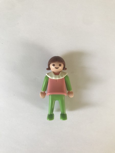 Fillette, robe rose et verte, col blanc à froufrous / 3713 / 5502