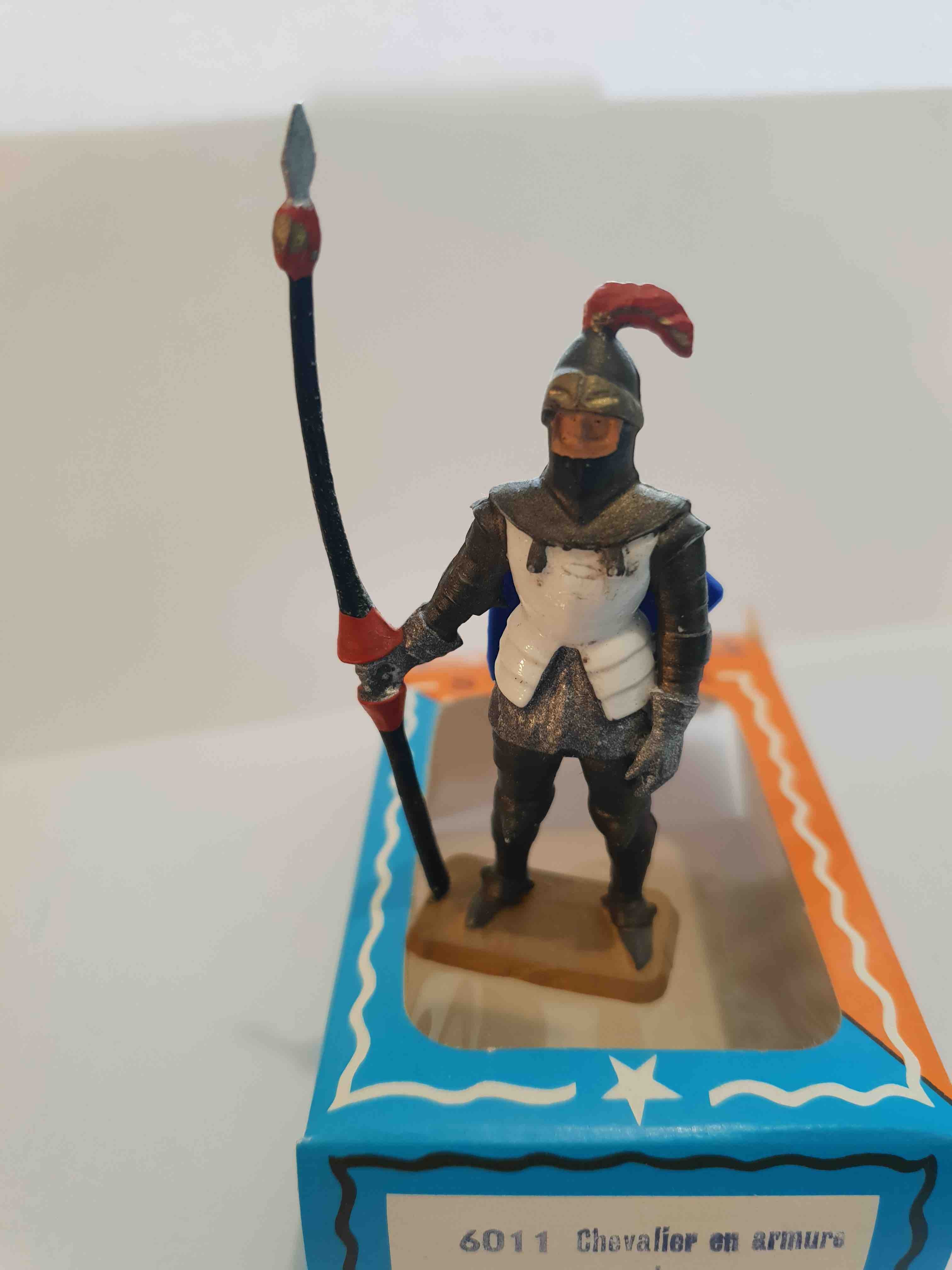 CHEVALIER EN ARMURE AVEC LANCE PIEDS BLANC STARLUX MOYEN ÂGE RÉF 6011