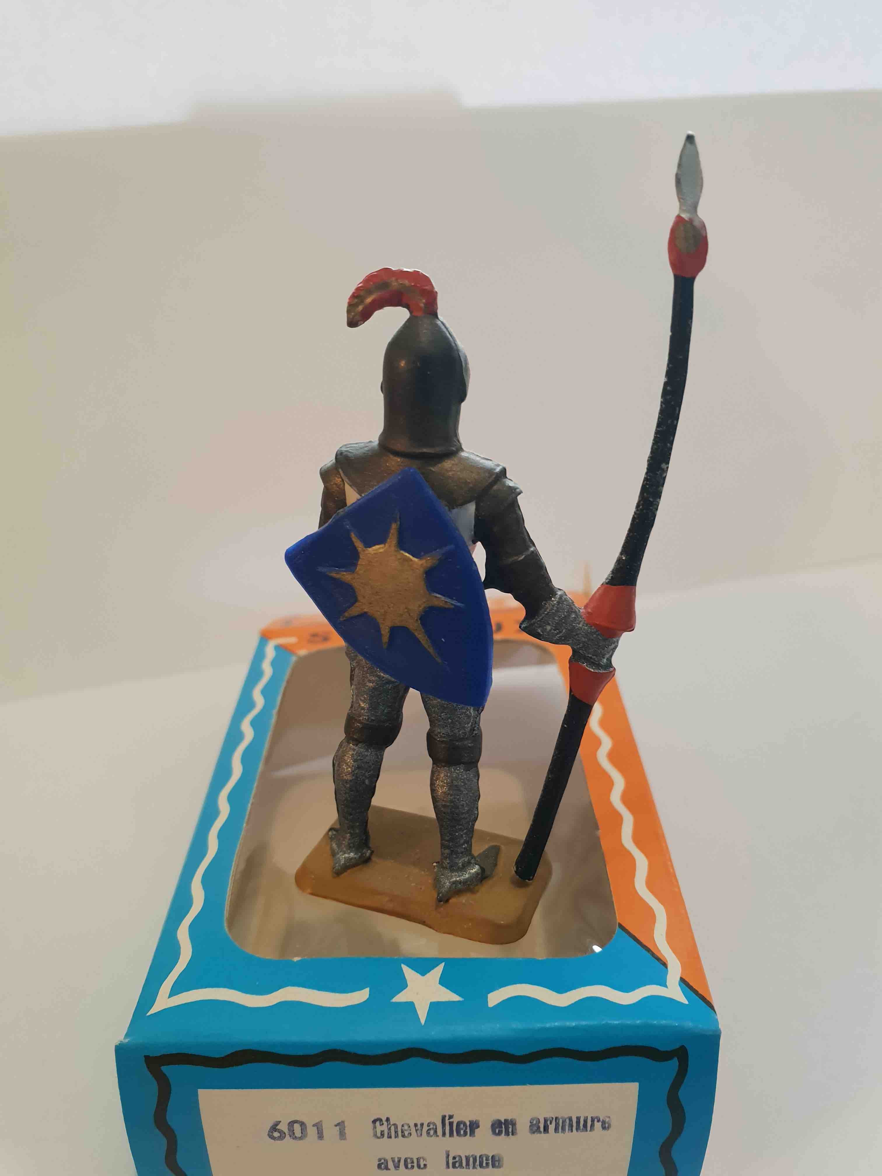 CHEVALIER EN ARMURE AVEC LANCE PIEDS BLANC STARLUX MOYEN ÂGE RÉF 6011