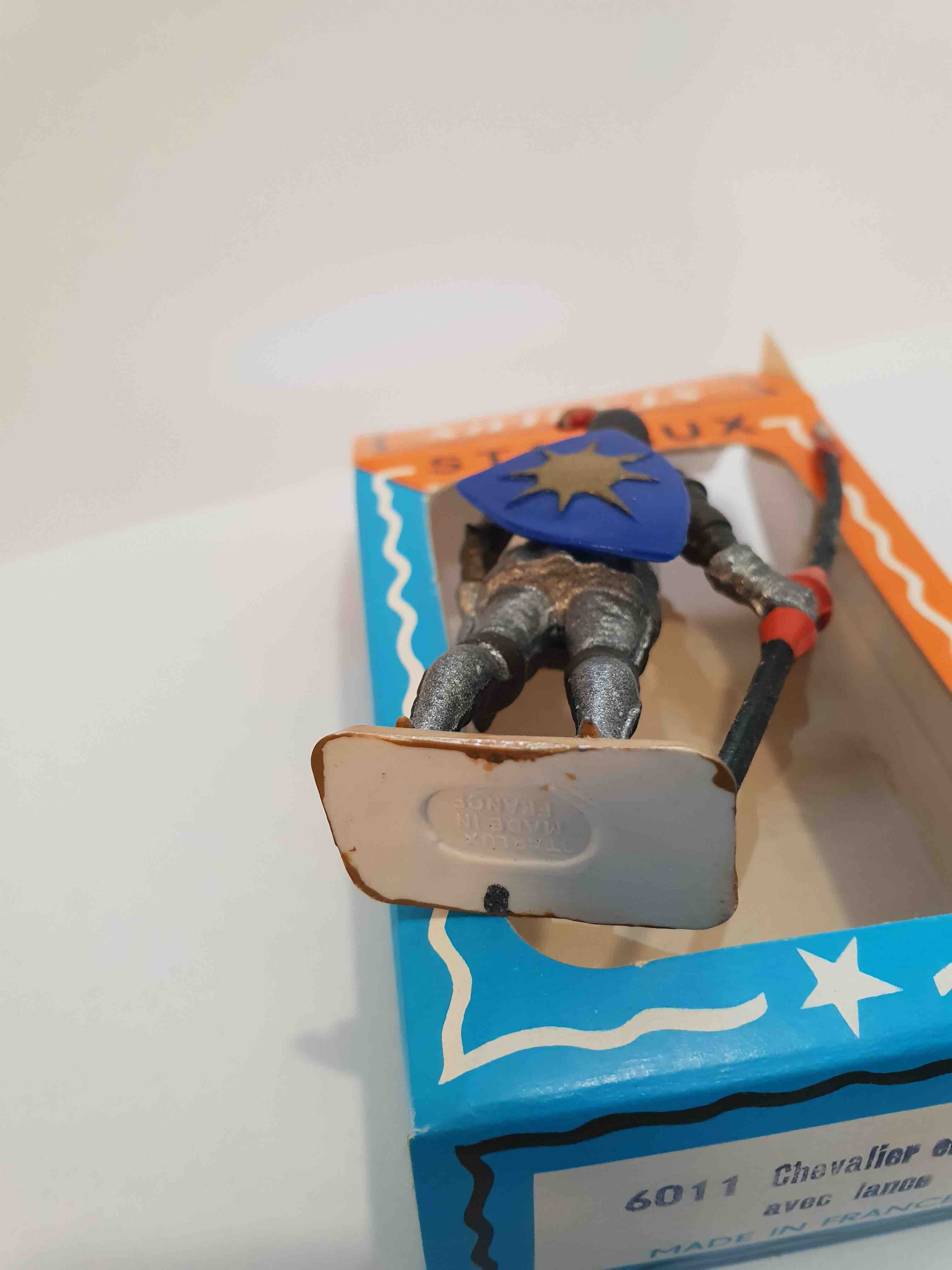 CHEVALIER EN ARMURE AVEC LANCE PIEDS BLANC STARLUX MOYEN ÂGE RÉF 6011