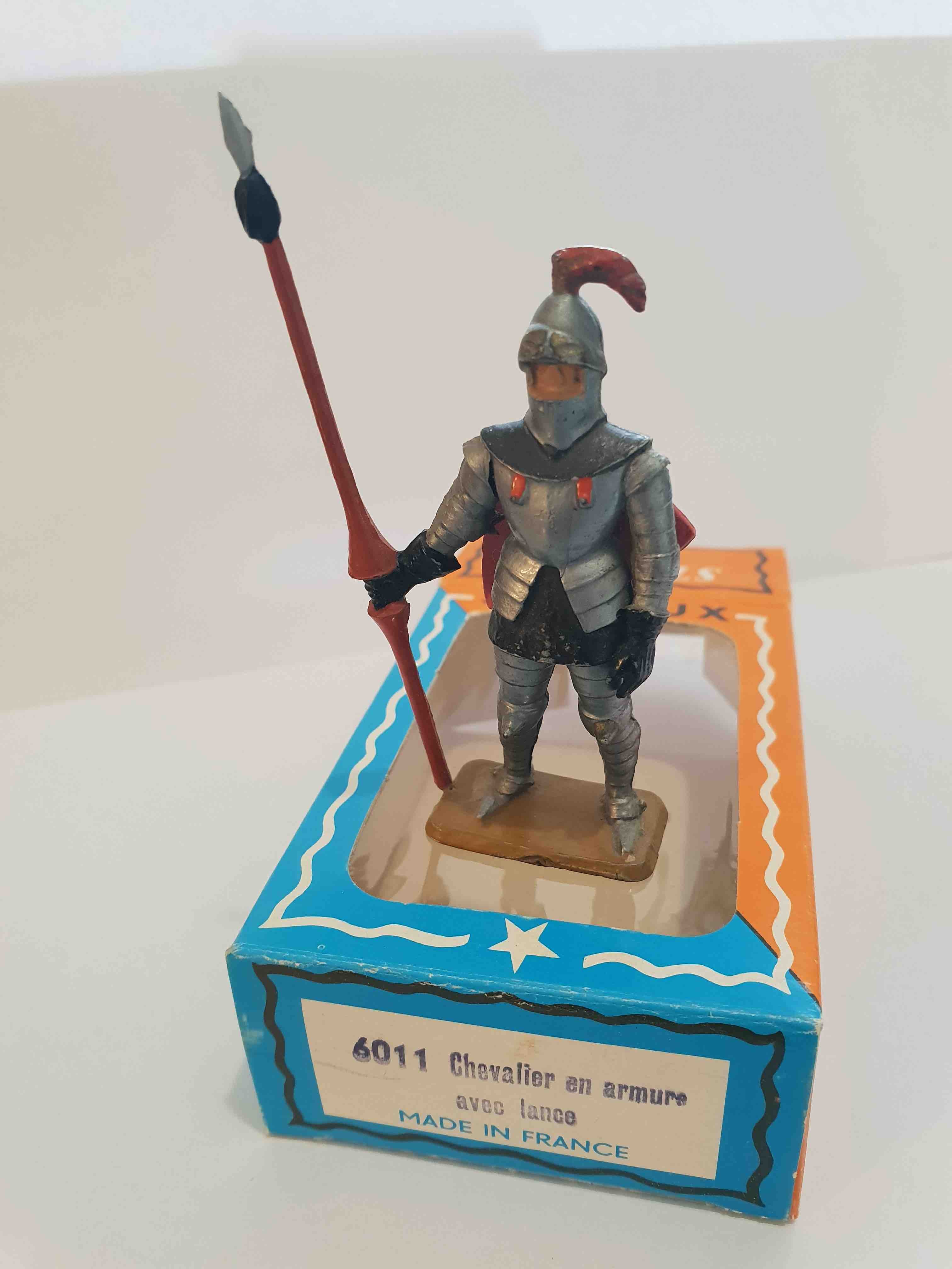 CHEVALIER EN ARMURE AVEC LANCE PIEDS GRIS STARLUX MOYEN ÂGE RÉF 6011
