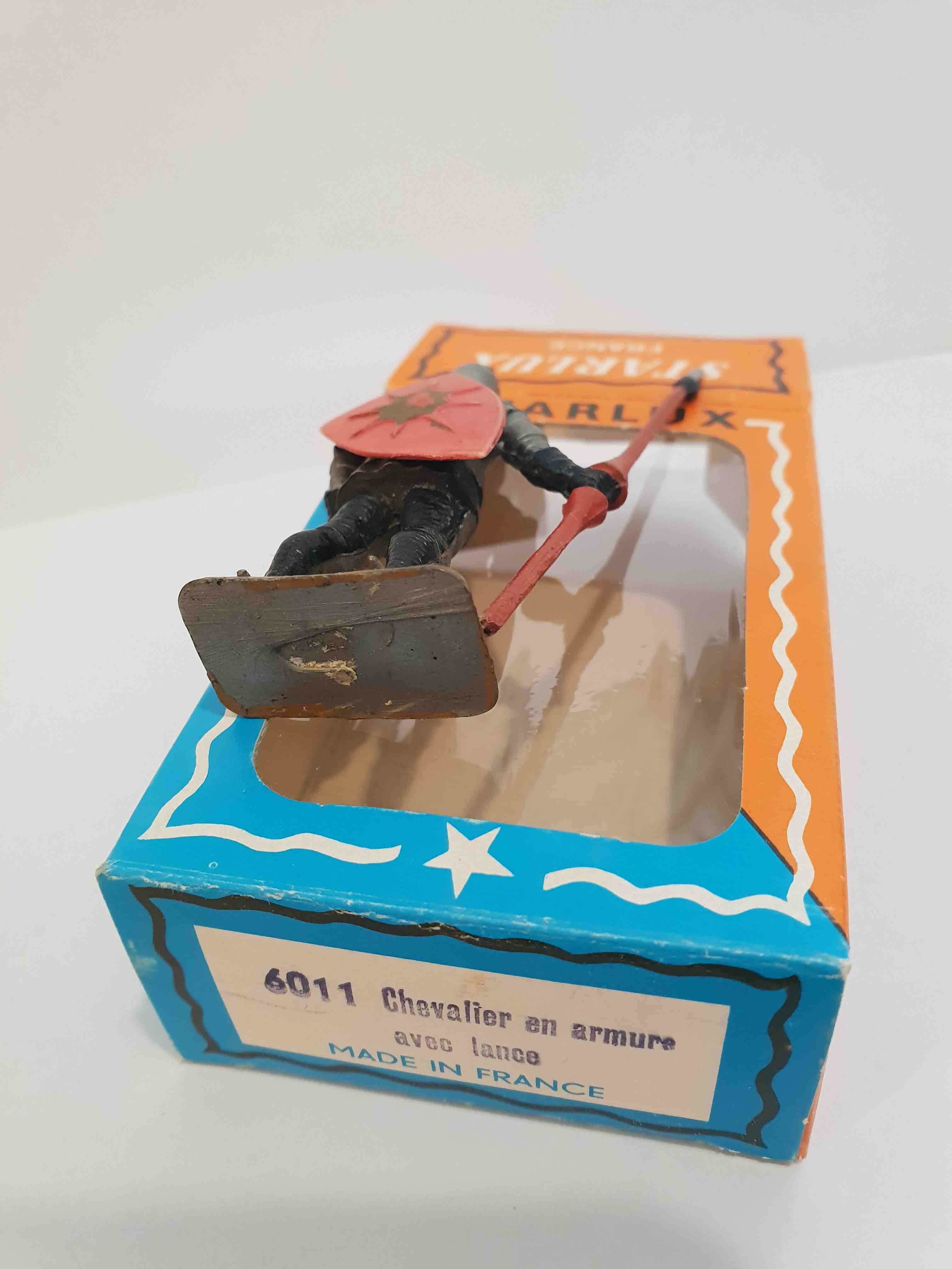 CHEVALIER EN ARMURE AVEC LANCE PIEDS GRIS STARLUX MOYEN ÂGE RÉF 6011