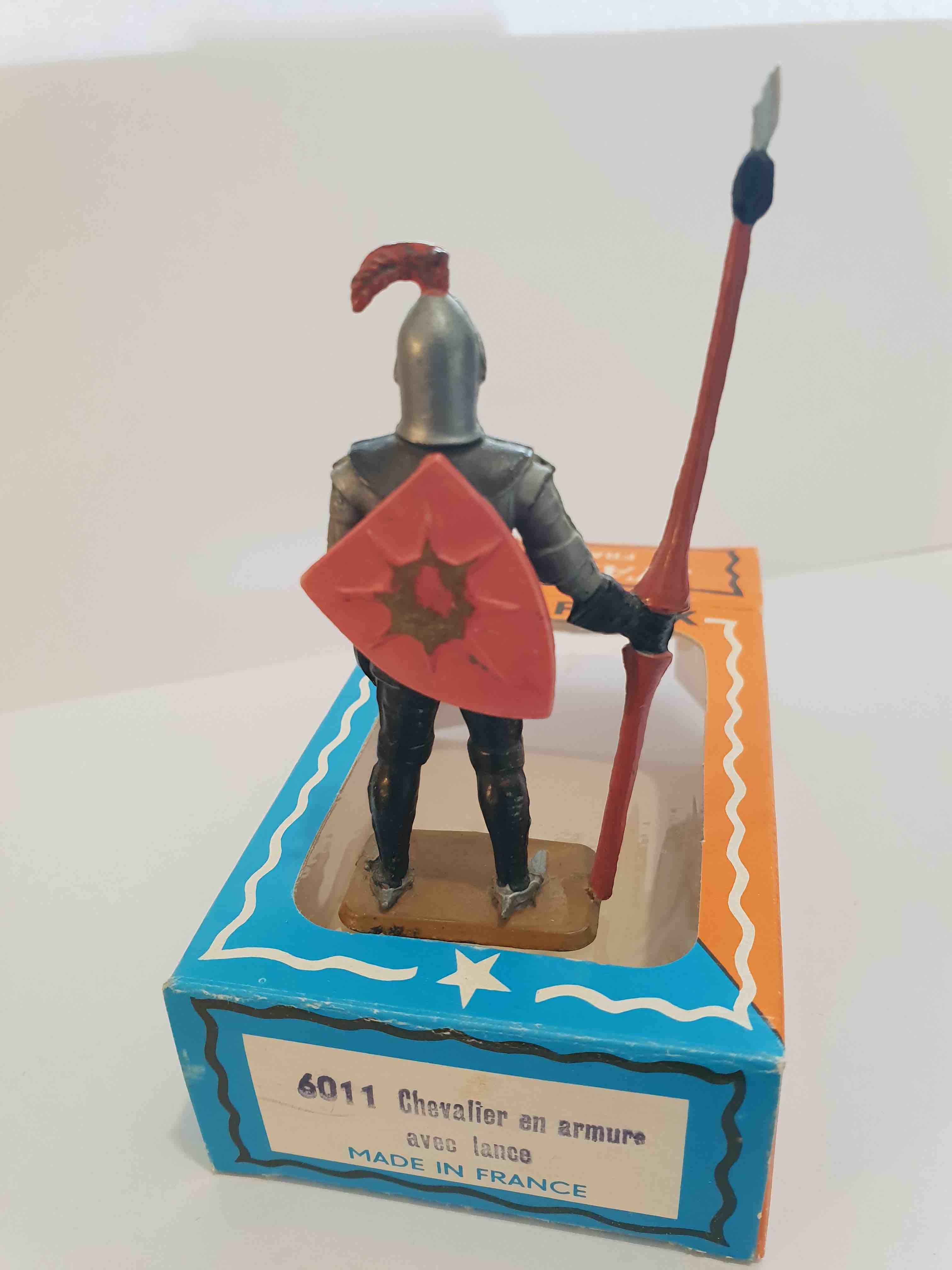 CHEVALIER EN ARMURE AVEC LANCE PIEDS GRIS STARLUX MOYEN ÂGE RÉF 6011