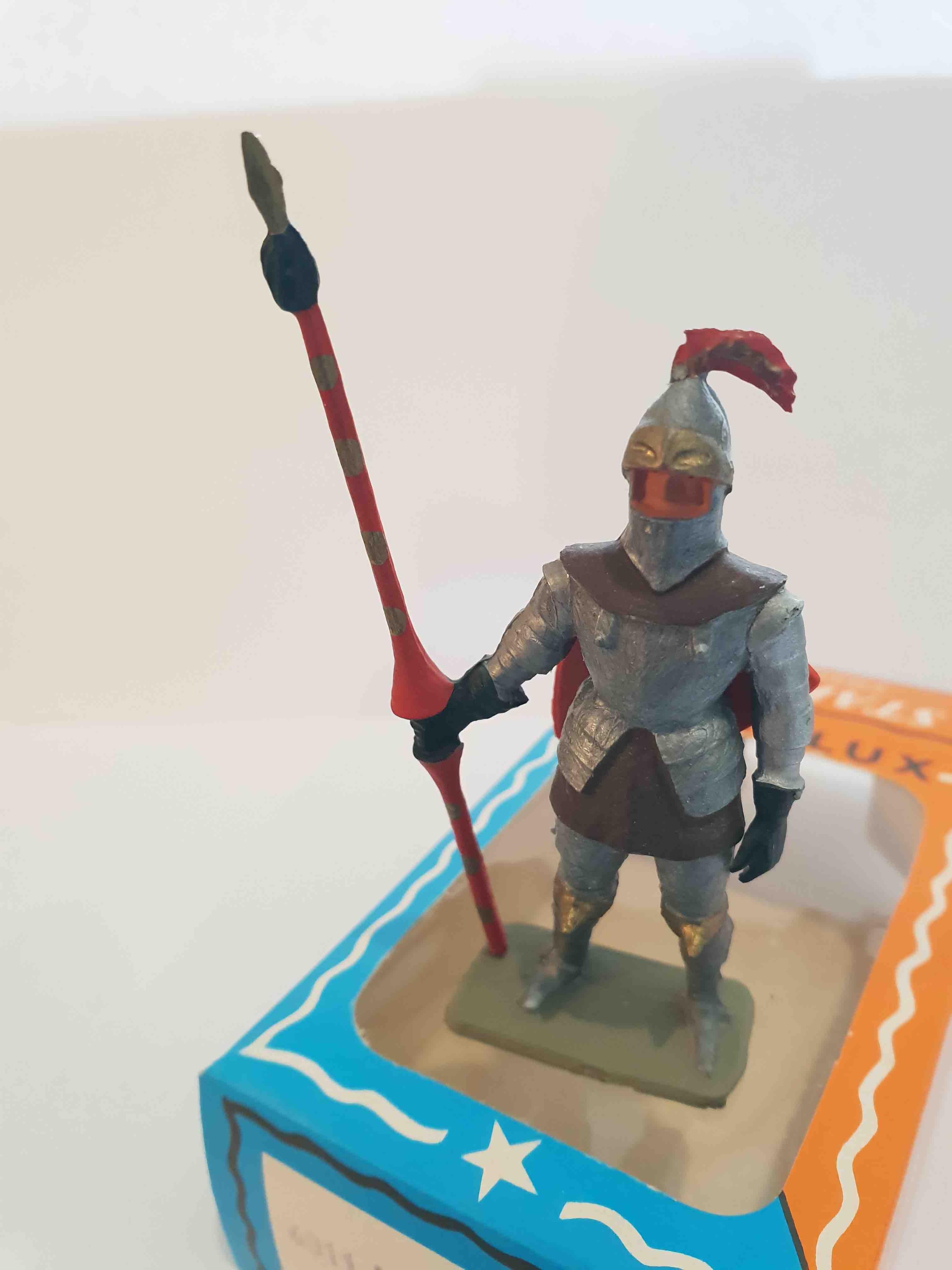 CHEVALIER EN ARMURE AVEC LANCE PIEDS GRIS STARLUX MOYEN ÂGE RÉF 6011