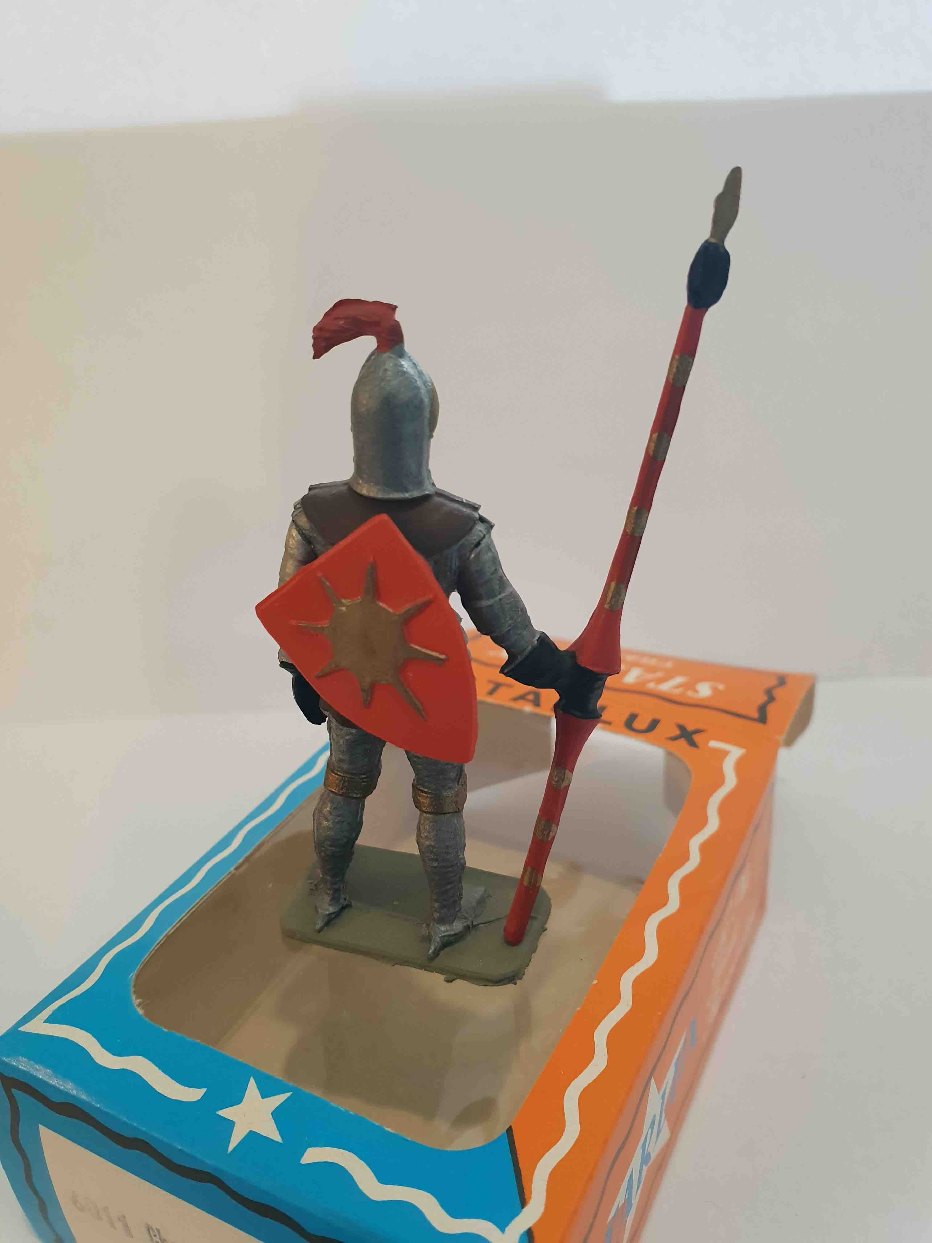 CHEVALIER EN ARMURE AVEC LANCE PIEDS GRIS STARLUX MOYEN ÂGE RÉF 6011