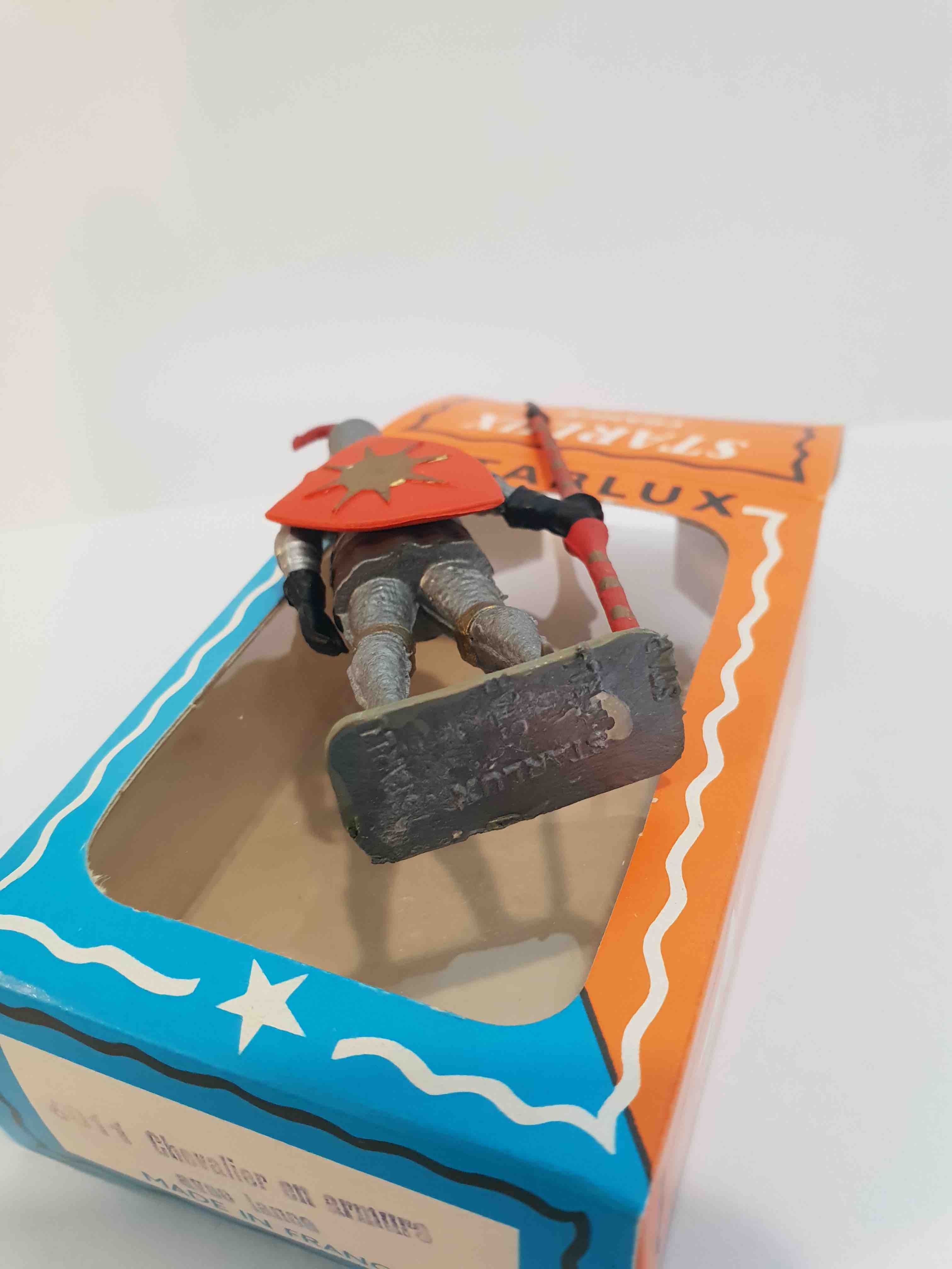 CHEVALIER EN ARMURE AVEC LANCE PIEDS GRIS STARLUX MOYEN ÂGE RÉF 6011