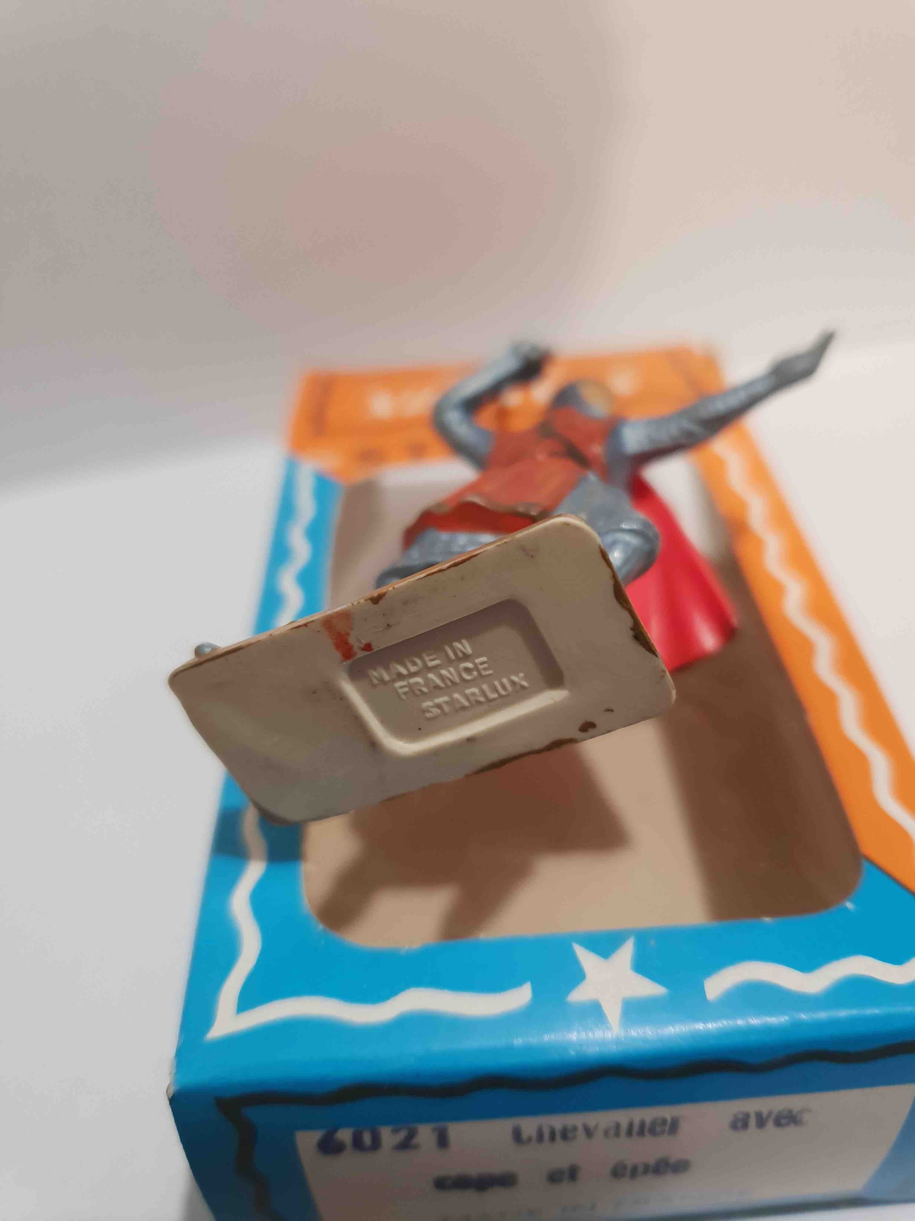 CHEVALIER PIEDS BLANC CAPE FISSURÉ ÉPÉE TENDU STARLUX RÉF 6021