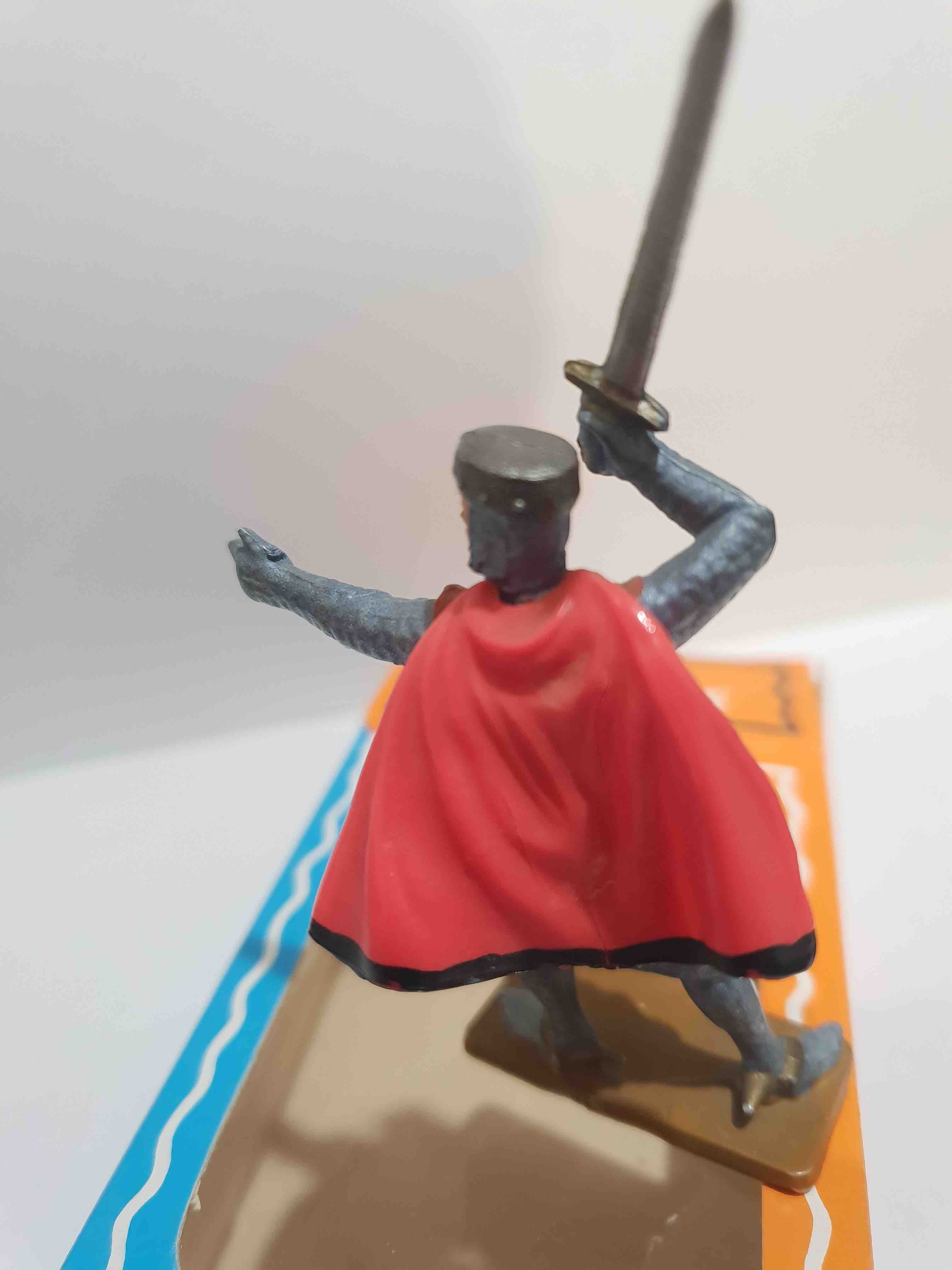 CHEVALIER PIEDS BLANC CAPE FISSURÉ ÉPÉE TENDU STARLUX RÉF 6021