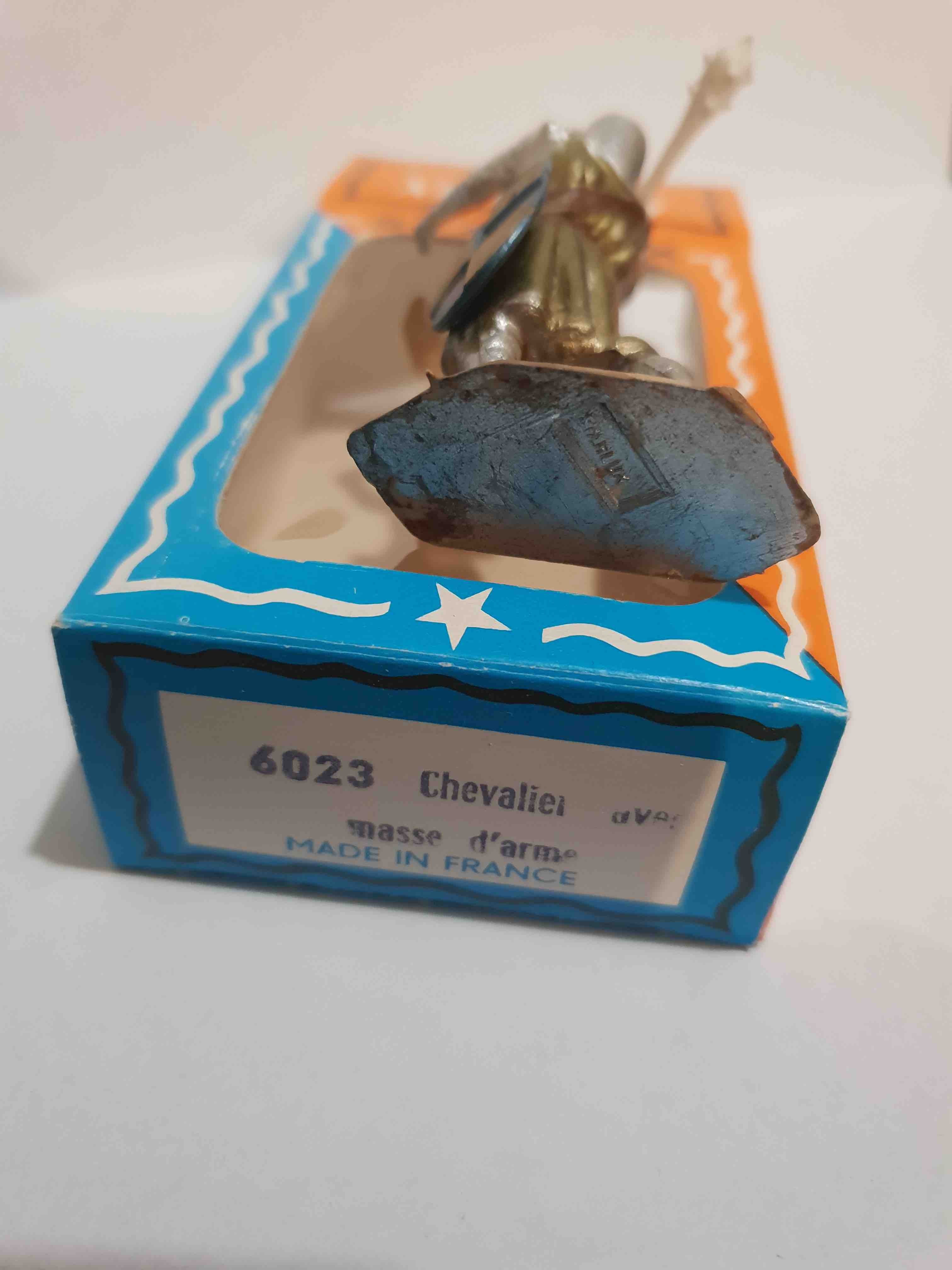 CHEVALIER AVEC MASSE D'ARME PIEDS GRIS STARLUX MOYEN AGE RÉF 6023