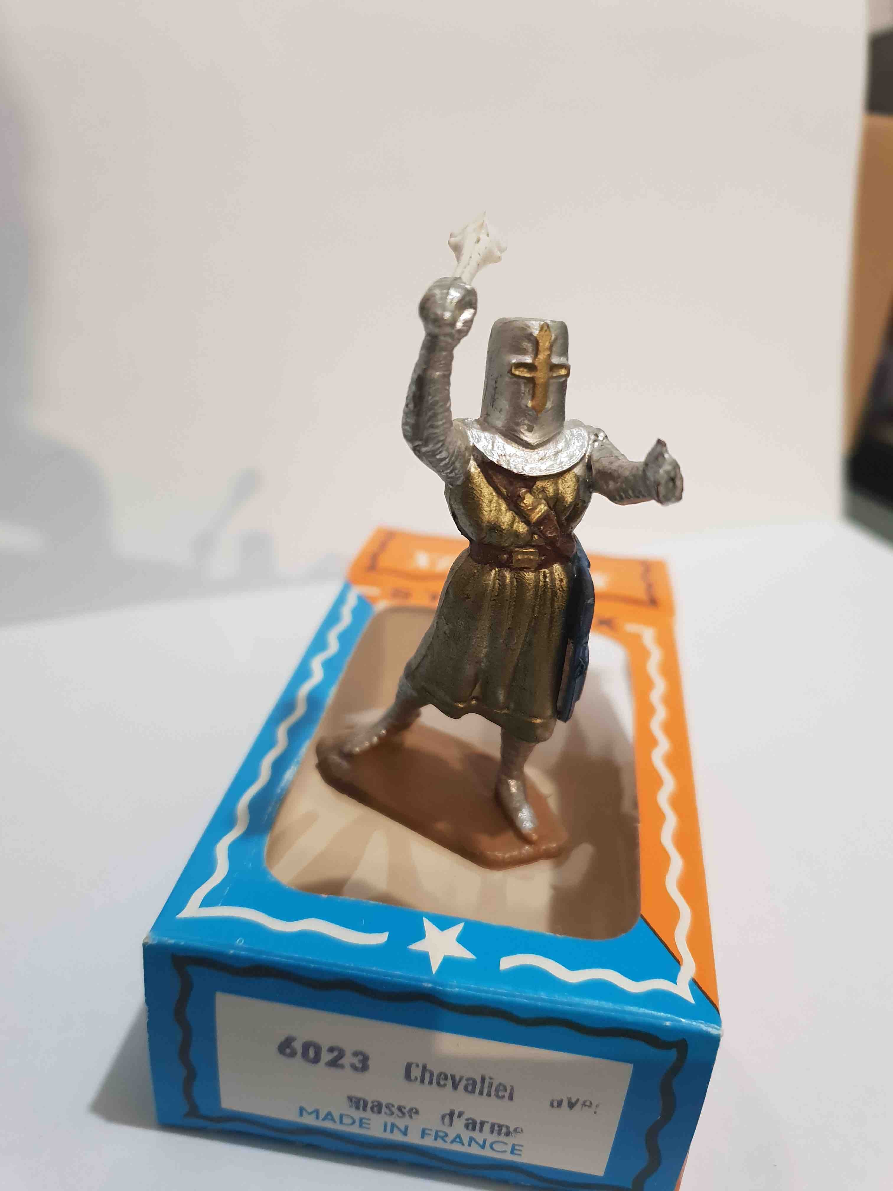 CHEVALIER AVEC MASSE D'ARME PIEDS GRIS STARLUX MOYEN AGE RÉF 6023