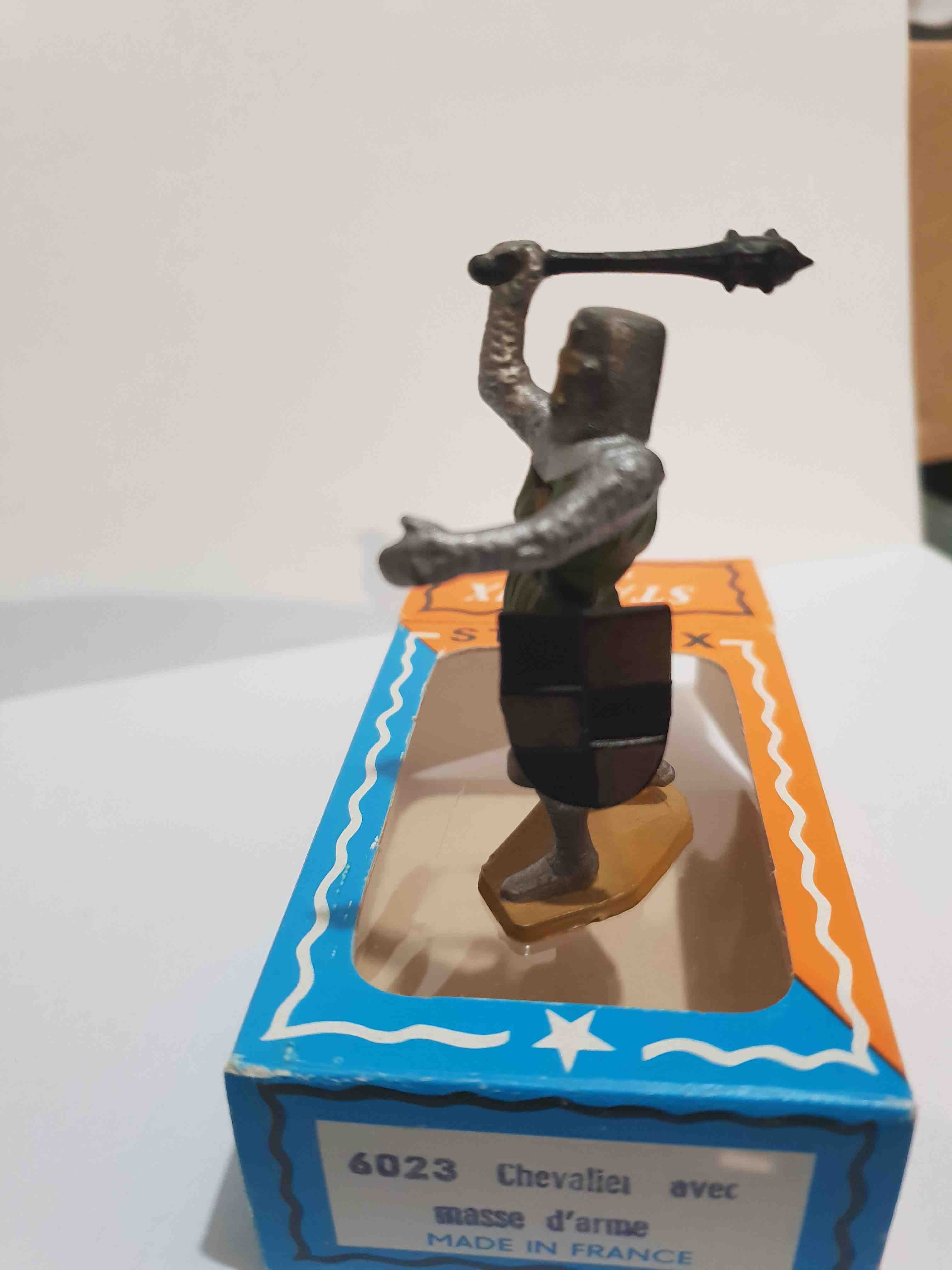 CHEVALIER AVEC MASSE D'ARME PIEDS BLANC STARLUX MOYEN AGE RÉF 6023