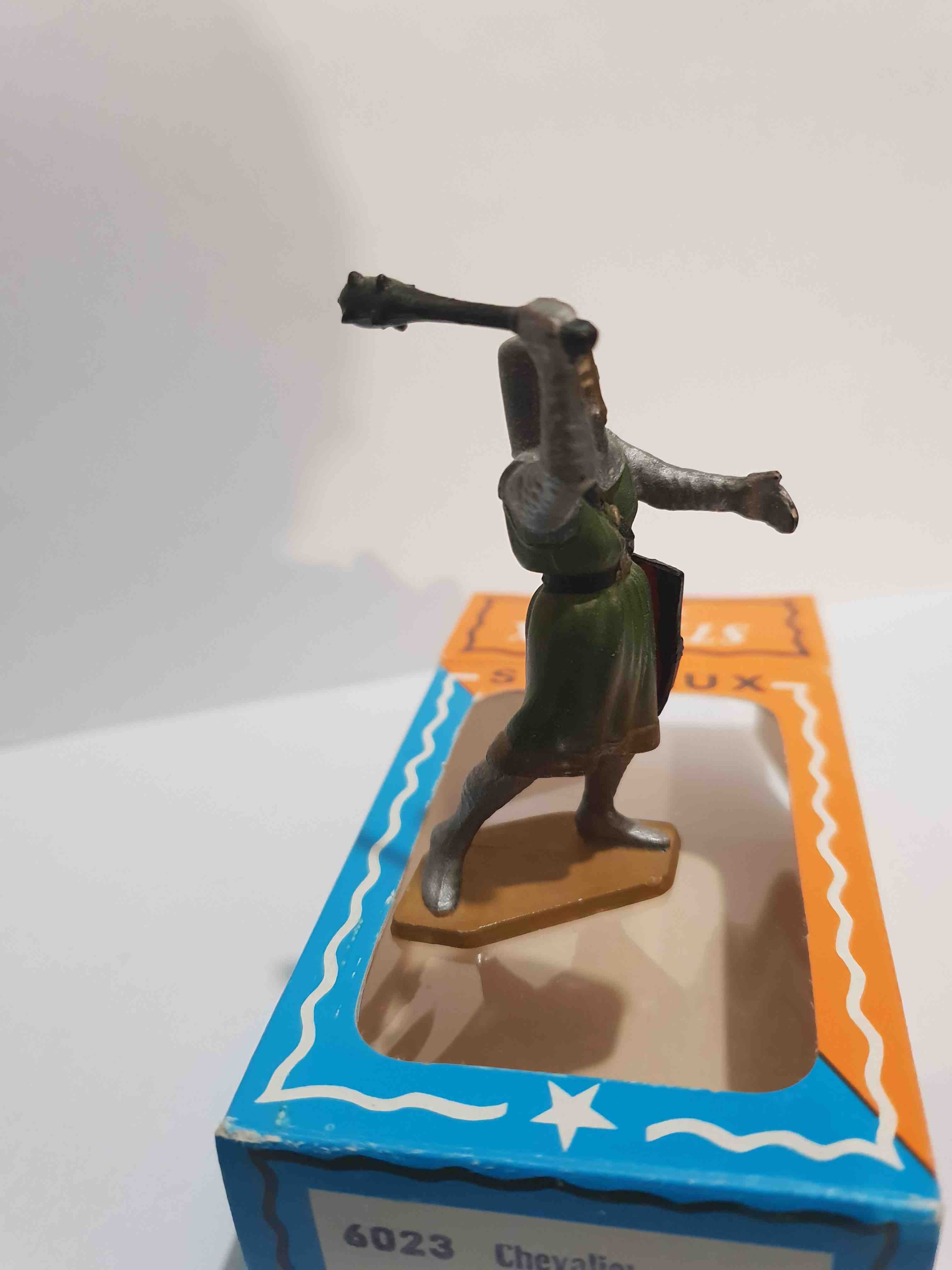 CHEVALIER AVEC MASSE D'ARME PIEDS BLANC STARLUX MOYEN AGE RÉF 6023