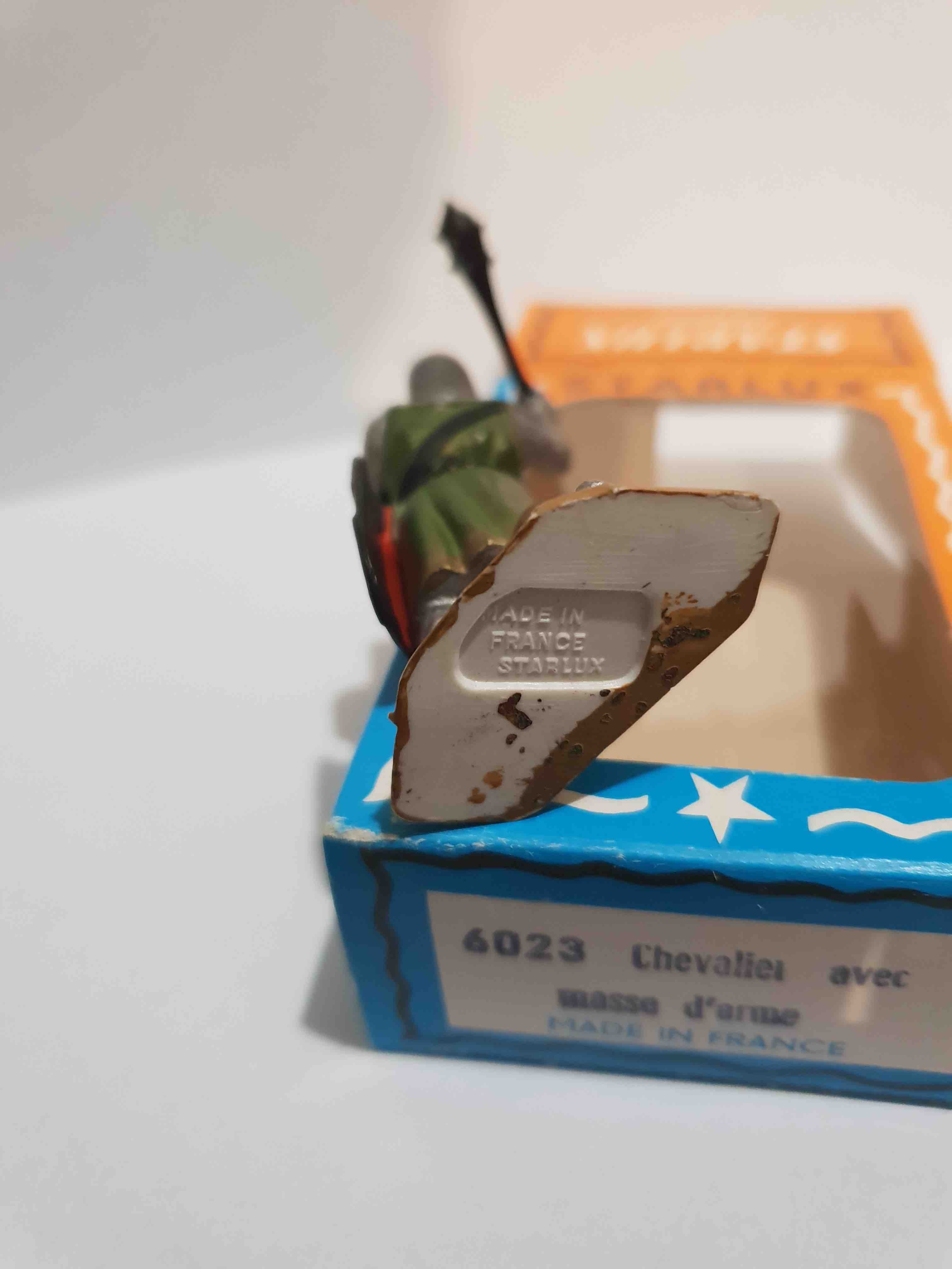 CHEVALIER AVEC MASSE D'ARME PIEDS BLANC STARLUX MOYEN AGE RÉF 6023