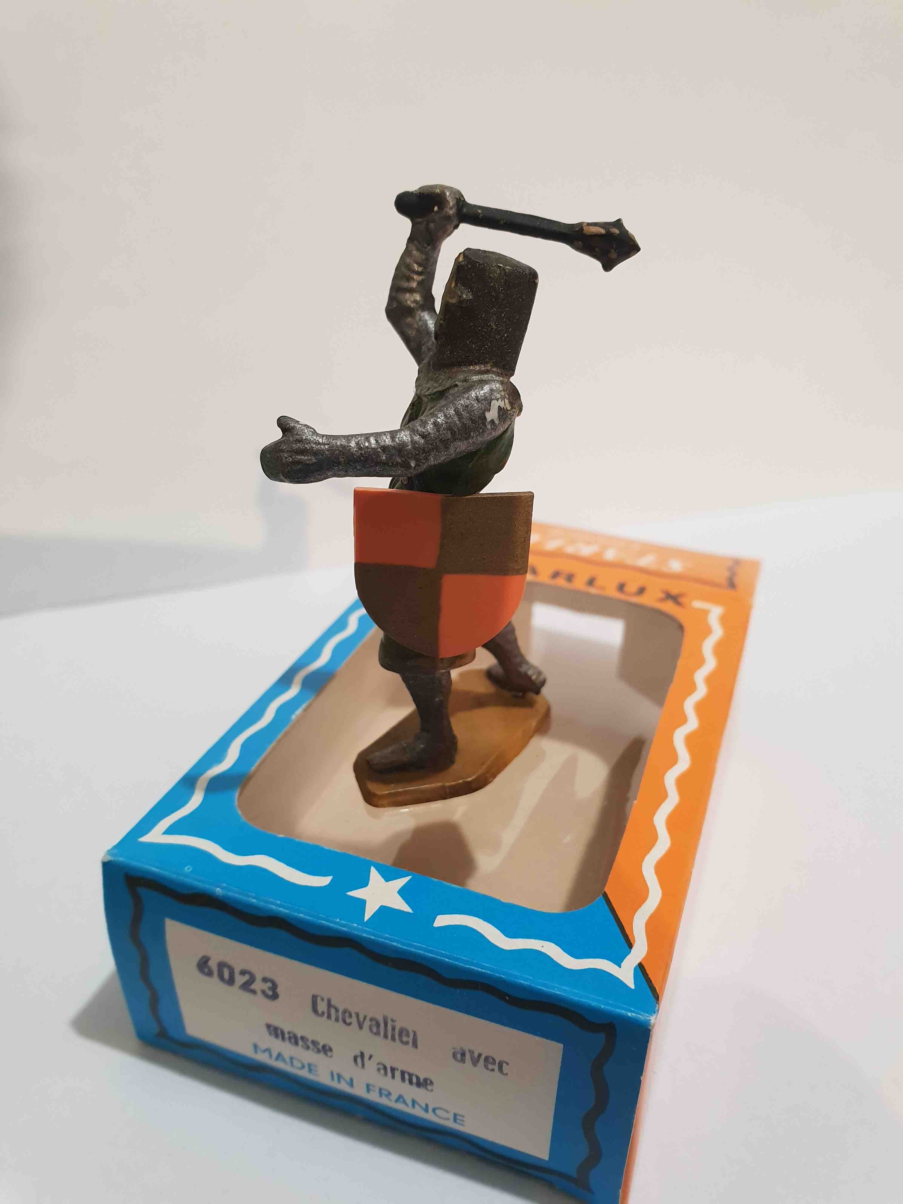 CHEVALIER AVEC MASSE D'ARME PIEDS BLANC STARLUX MOYEN AGE RÉF 6023