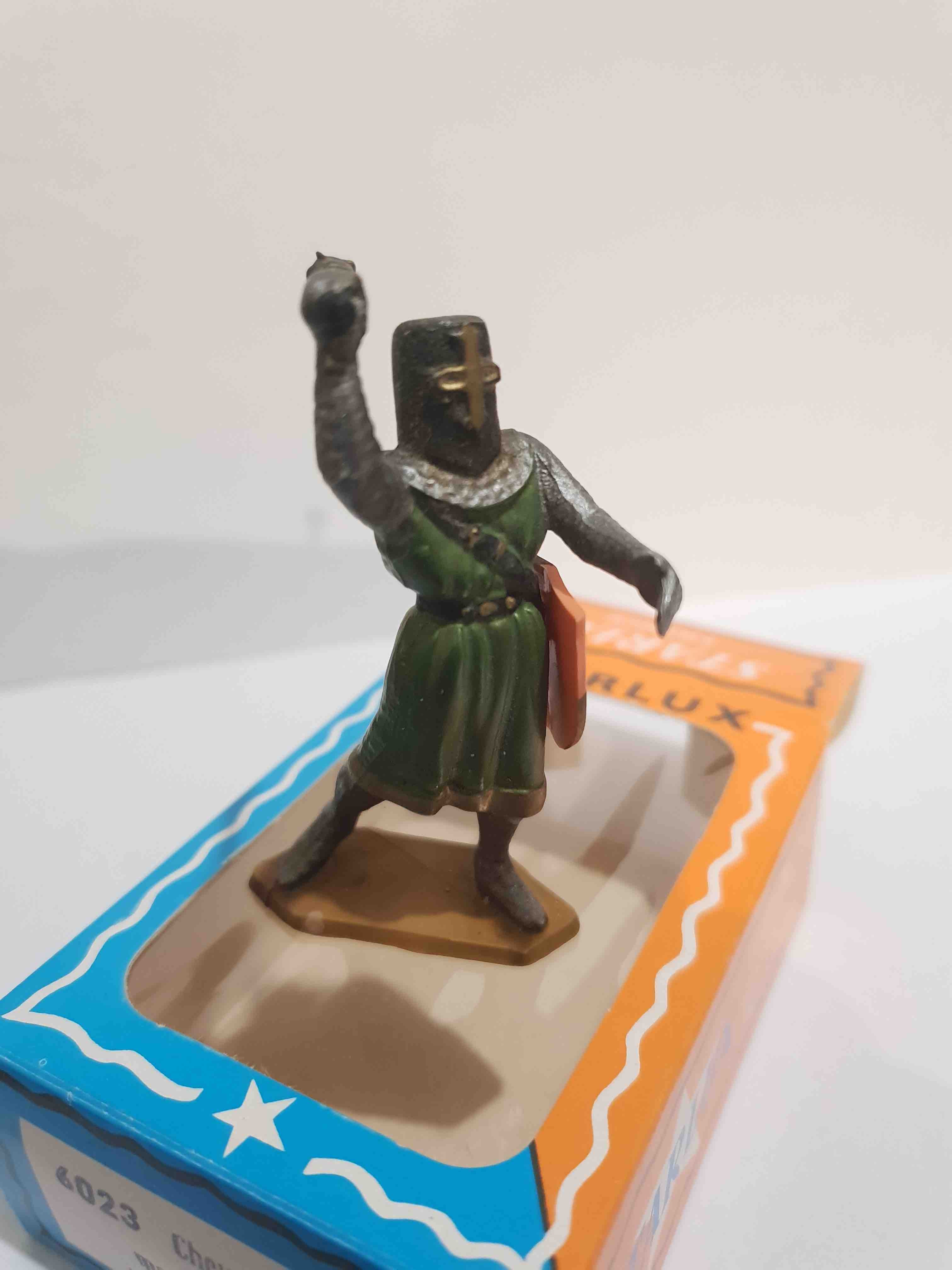 CHEVALIER AVEC MASSE D'ARME PIEDS BLANC STARLUX MOYEN AGE RÉF 6023