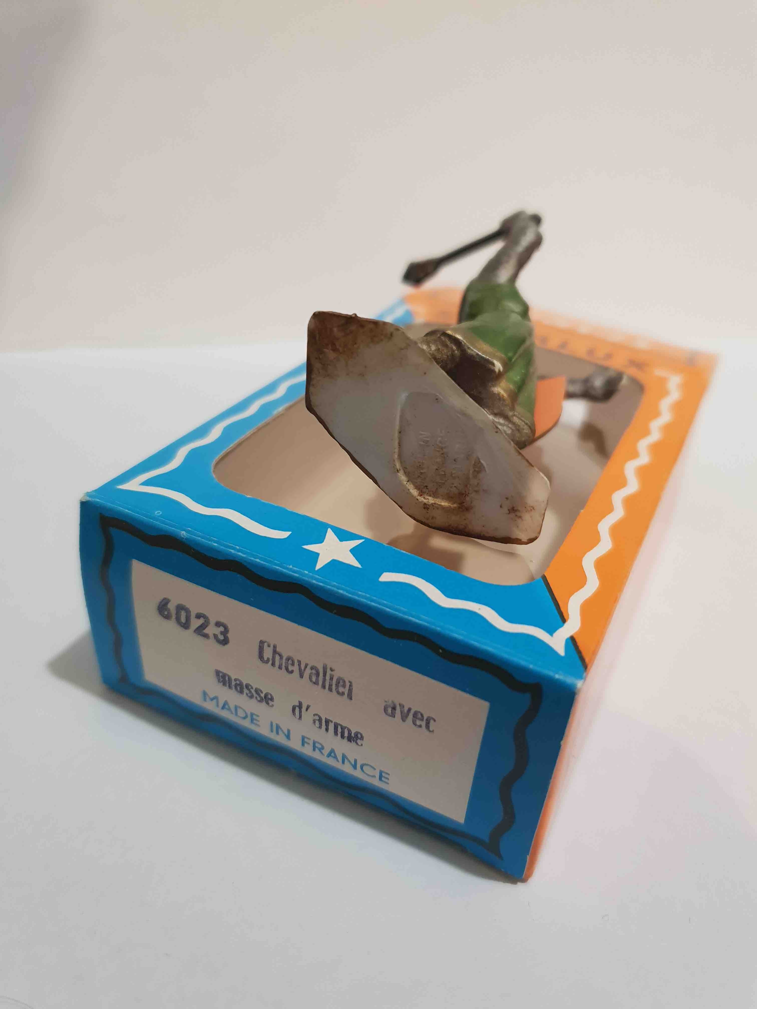 CHEVALIER AVEC MASSE D'ARME PIEDS BLANC STARLUX MOYEN AGE RÉF 6023