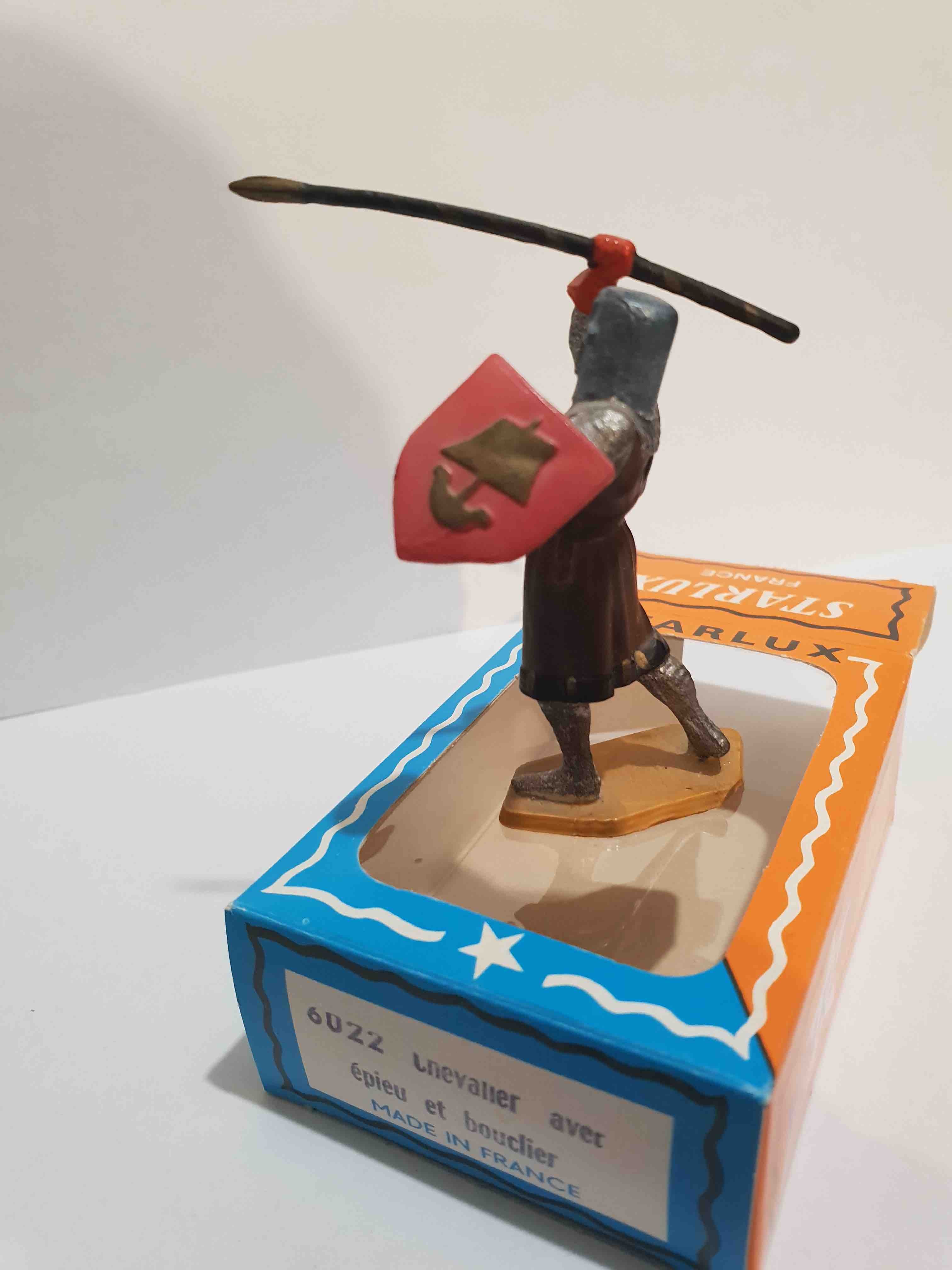 CHEVALIER ÉPÉE ET BOUCLIER PIEDS BLANC STARLUX MOYEN ÂGE RÉF: 6022