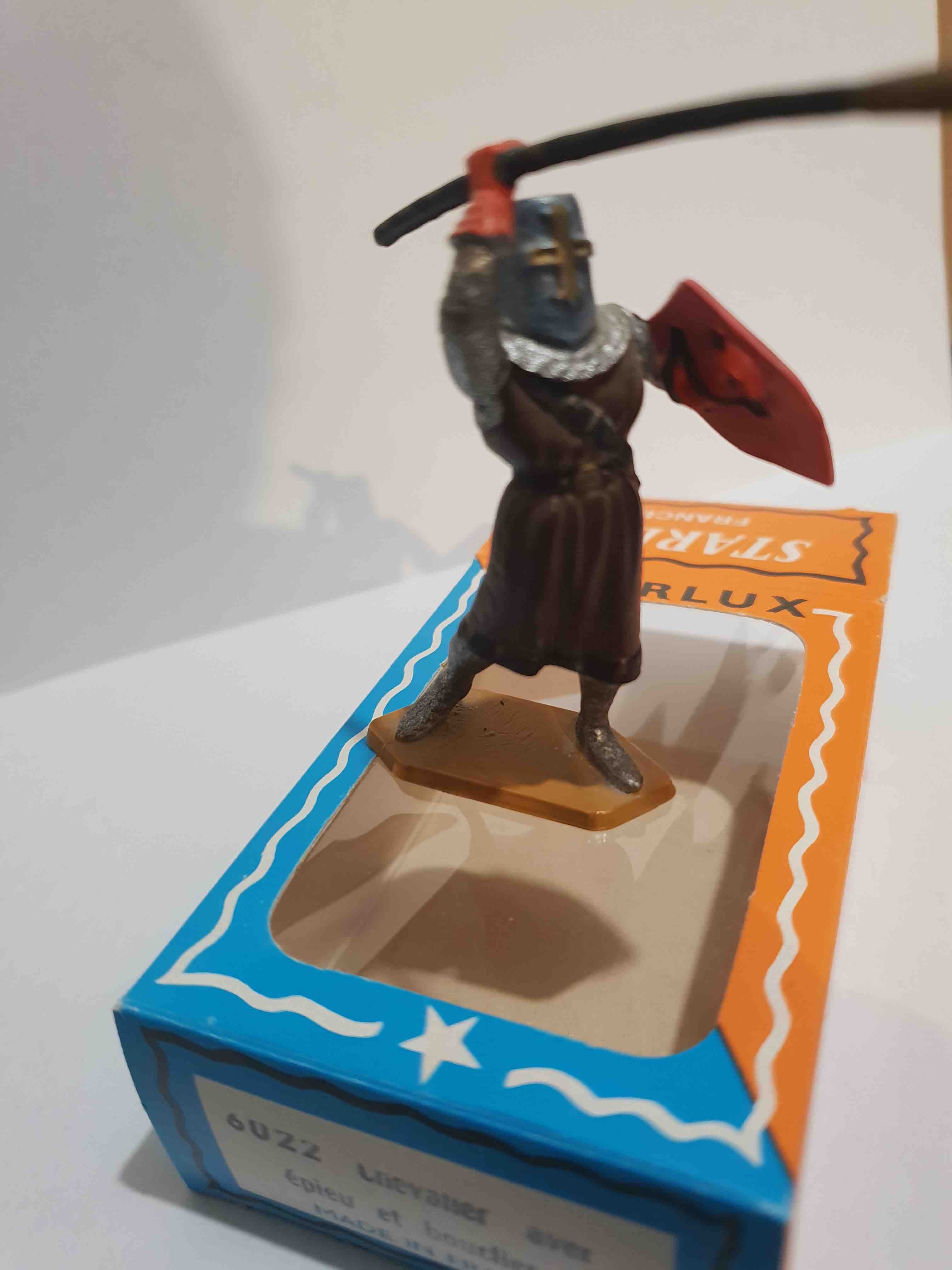 CHEVALIER ÉPÉE ET BOUCLIER PIEDS BLANC STARLUX MOYEN ÂGE RÉF: 6022