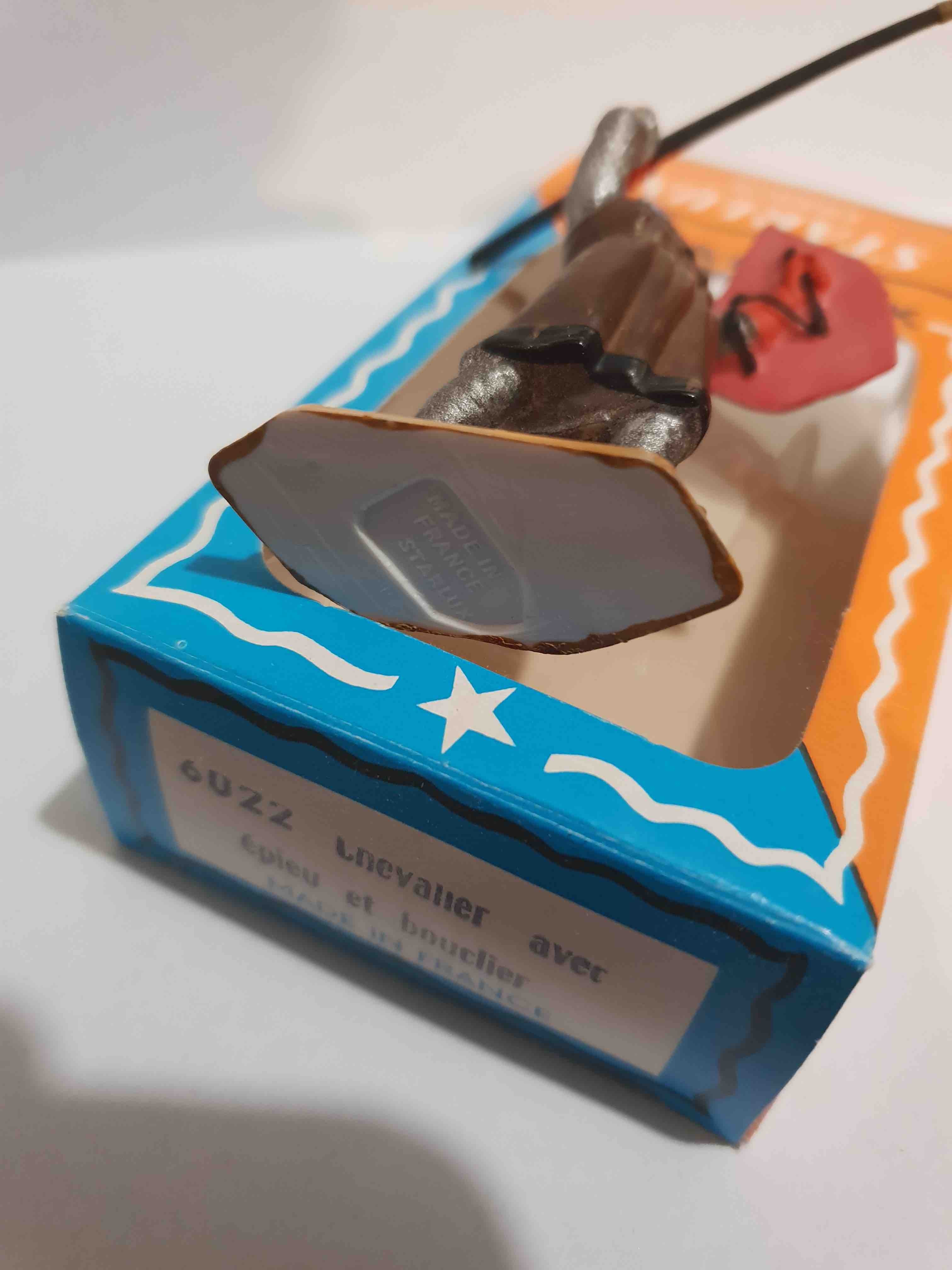 CHEVALIER ÉPÉE ET BOUCLIER PIEDS BLANC STARLUX MOYEN ÂGE RÉF: 6022