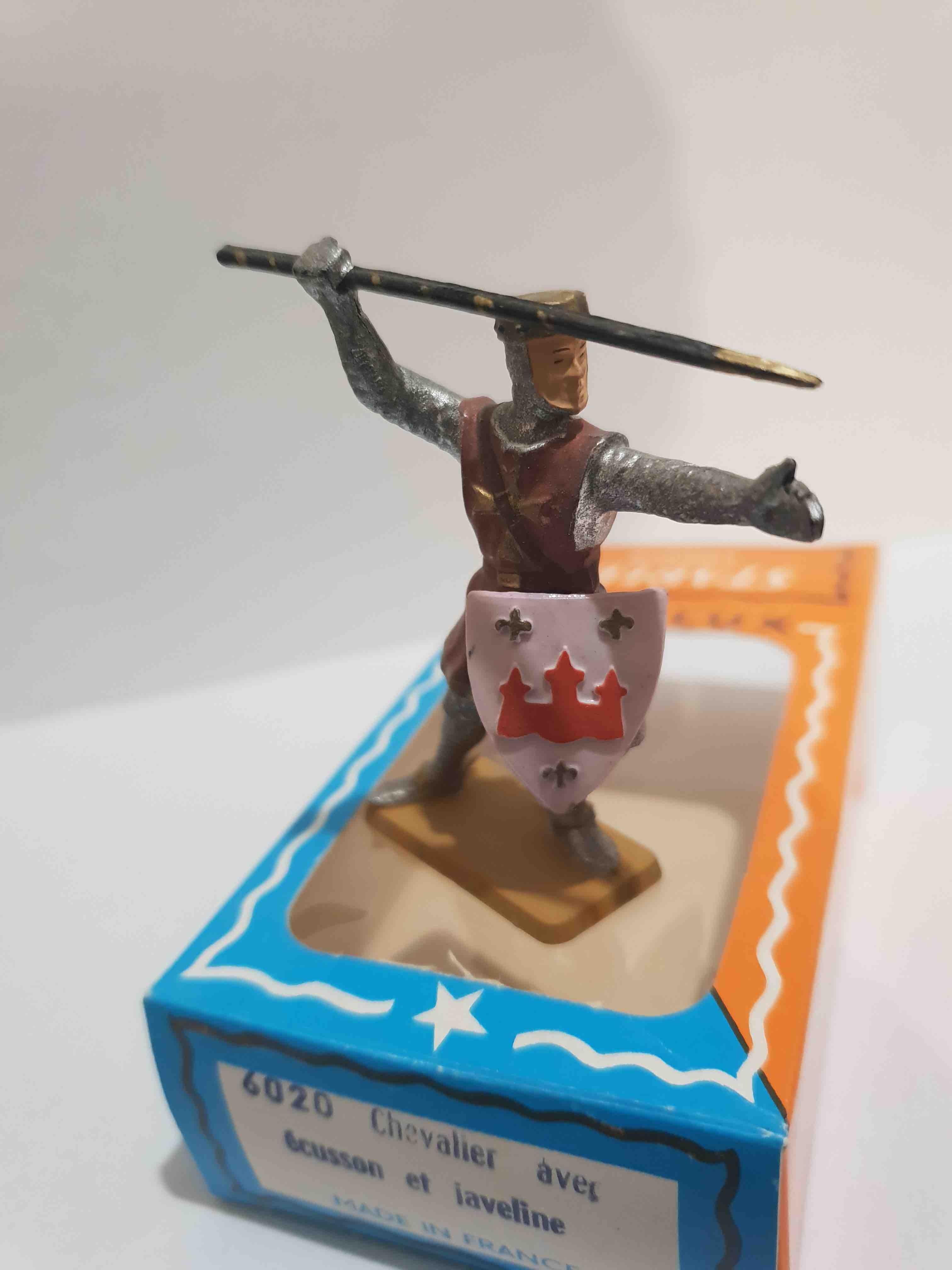 CHEVALIER ÉCUSSON JAVELINE STARLUX PIEDS BLANC RÉF 600 MOYEN ÂGE