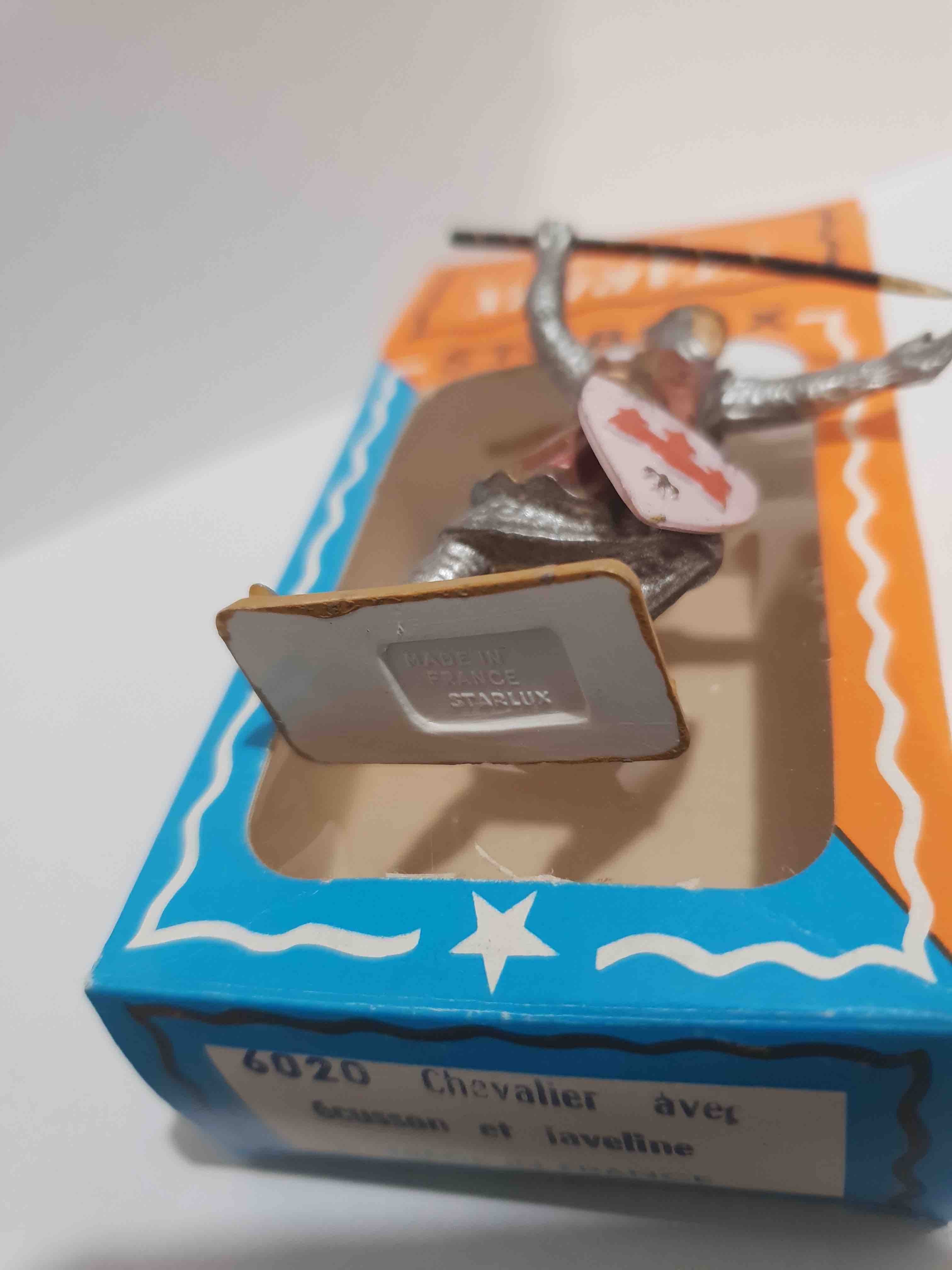 CHEVALIER ÉCUSSON JAVELINE STARLUX PIEDS BLANC RÉF 600 MOYEN ÂGE