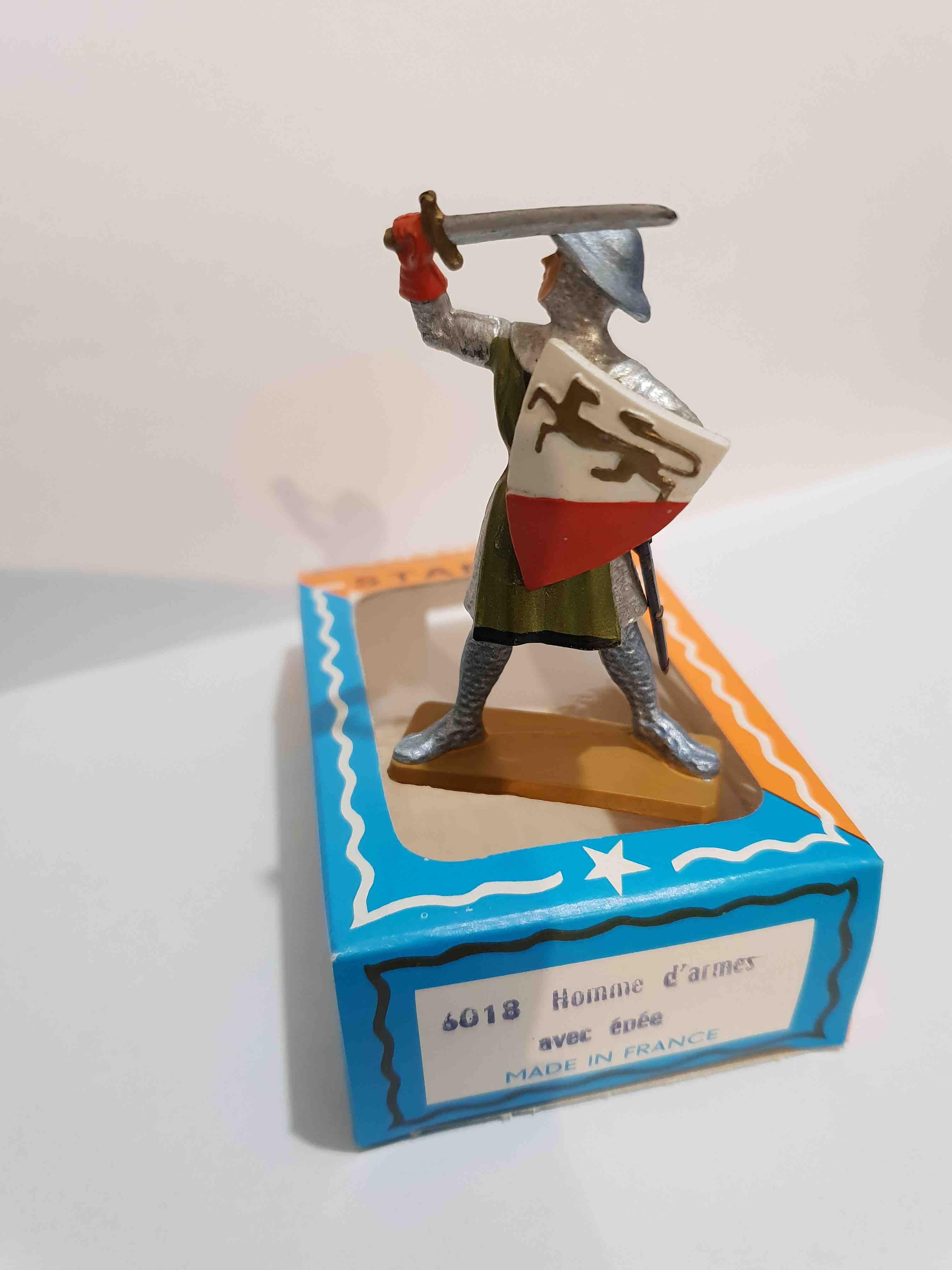 HOMME D'ARMES AVEC ÉPÉE PIEDS BLANC STARLUX MOYEN ÂGE RÉF 6018