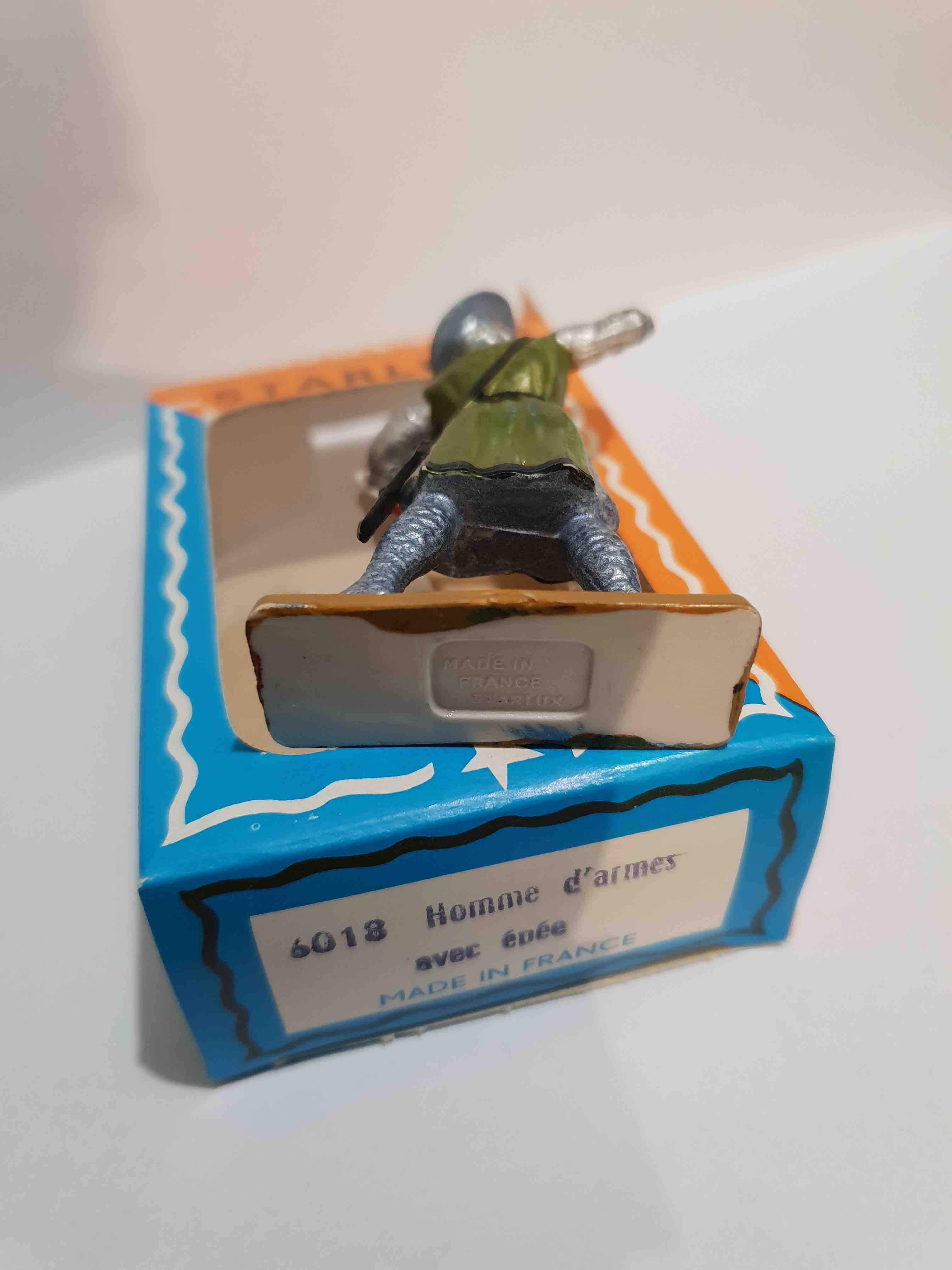 HOMME D'ARMES AVEC ÉPÉE PIEDS BLANC STARLUX MOYEN ÂGE RÉF 6018