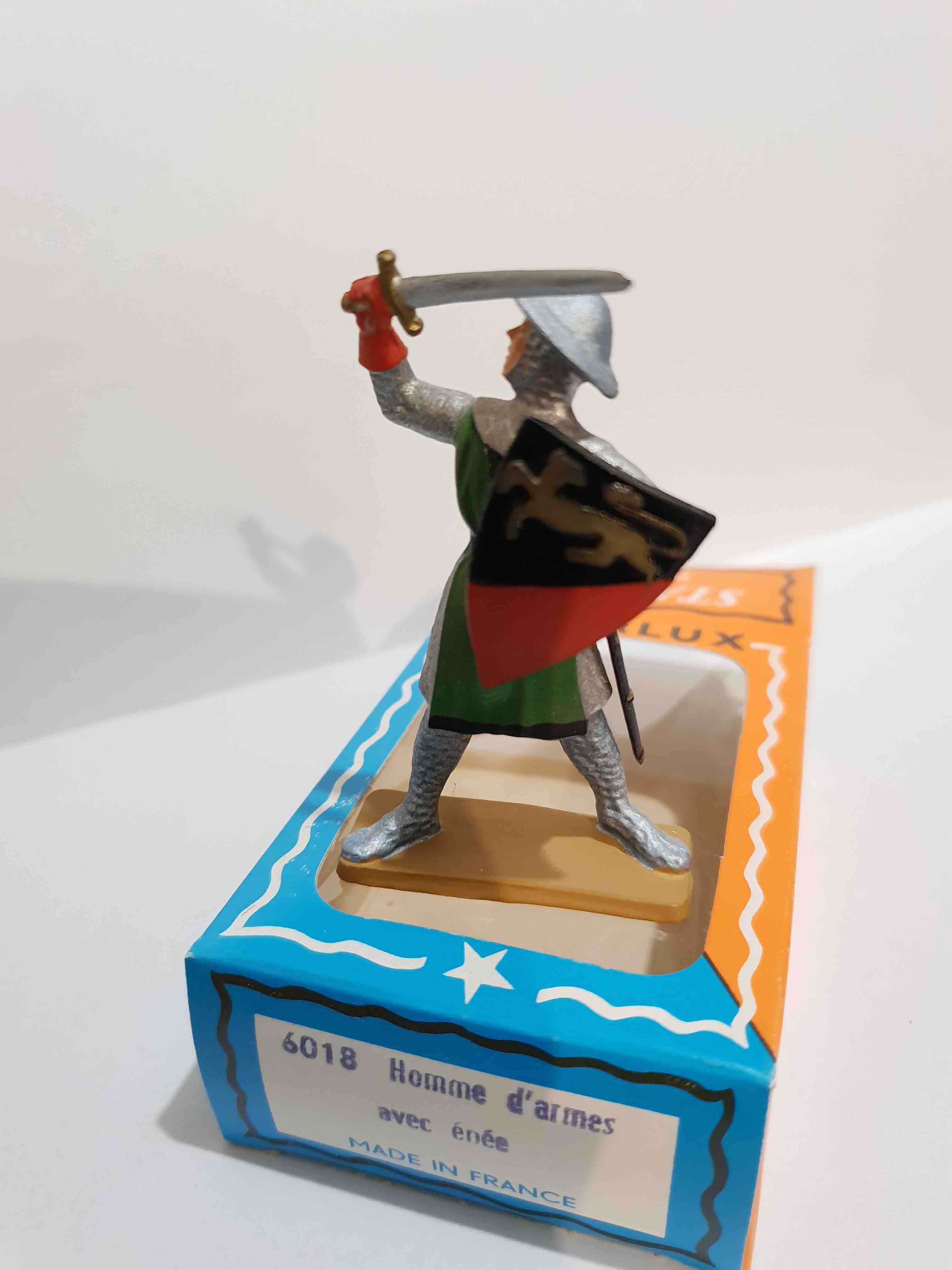 HOMME D'ARMES AVEC ÉPÉE PIEDS BLANC STARLUX MOYEN ÂGE RÉF 6018