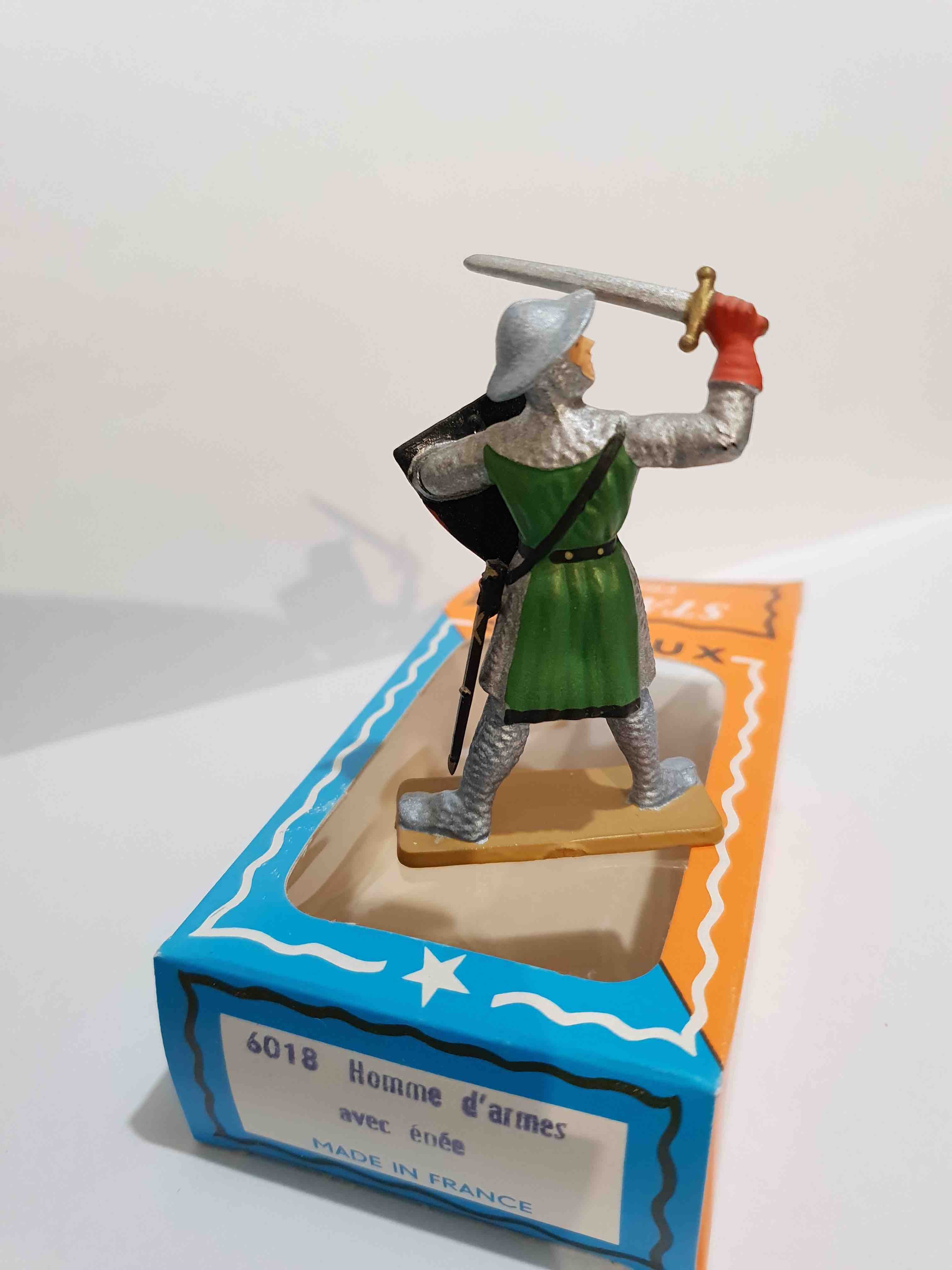 HOMME D'ARMES AVEC ÉPÉE PIEDS BLANC STARLUX MOYEN ÂGE RÉF 6018