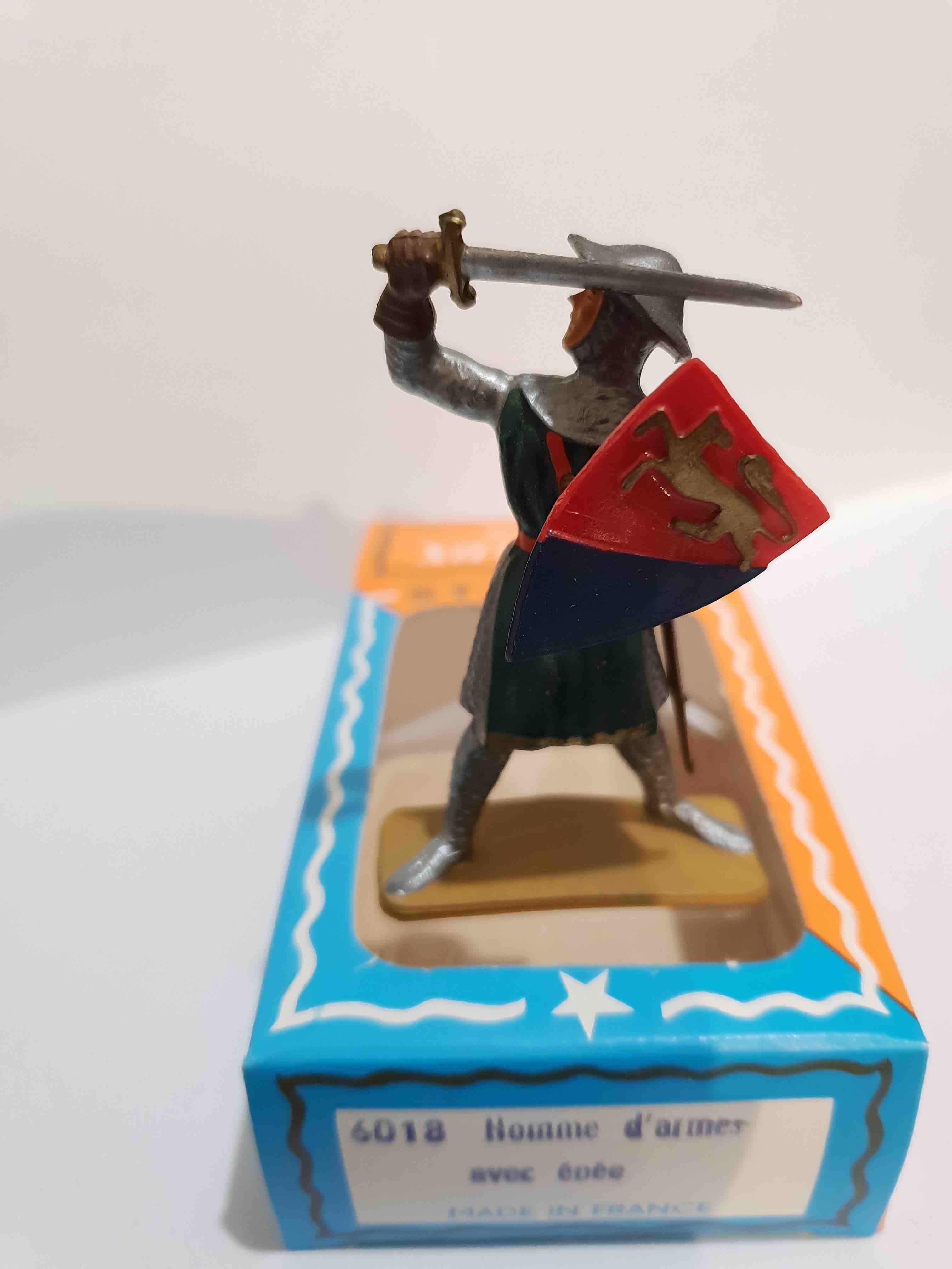 HOMME D'ARMES AVEC ÉPÉE PIEDS GRIS STARLUX MOYEN ÂGE RÉF 6018