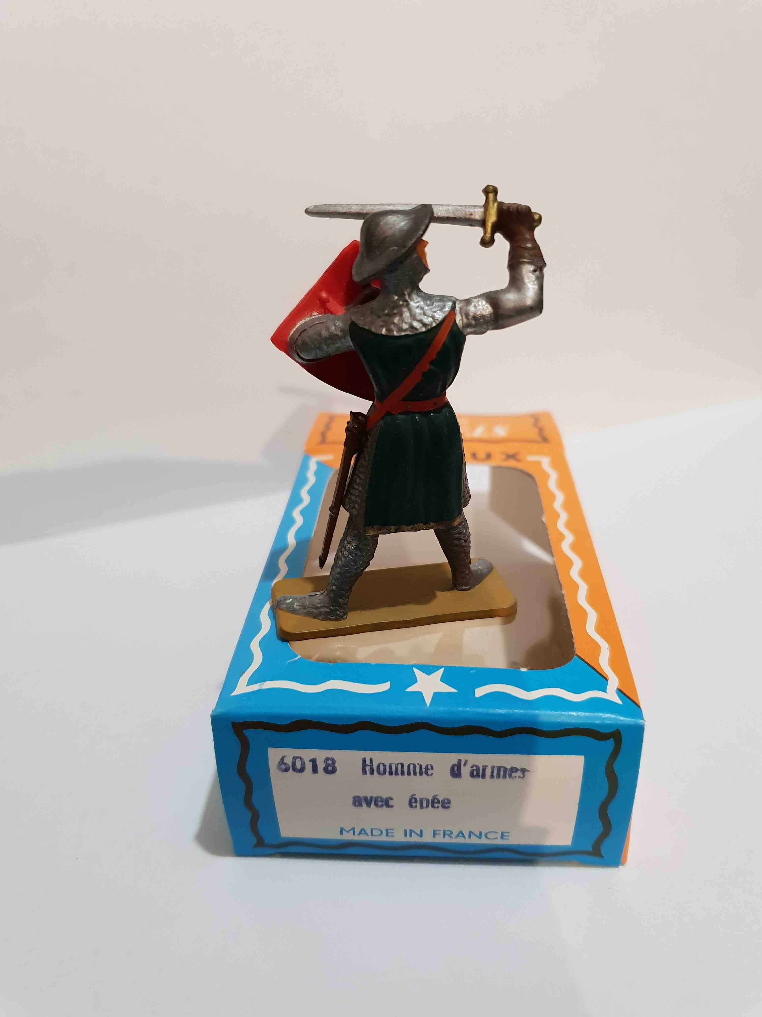 HOMME D'ARMES AVEC ÉPÉE PIEDS GRIS STARLUX MOYEN ÂGE RÉF 6018