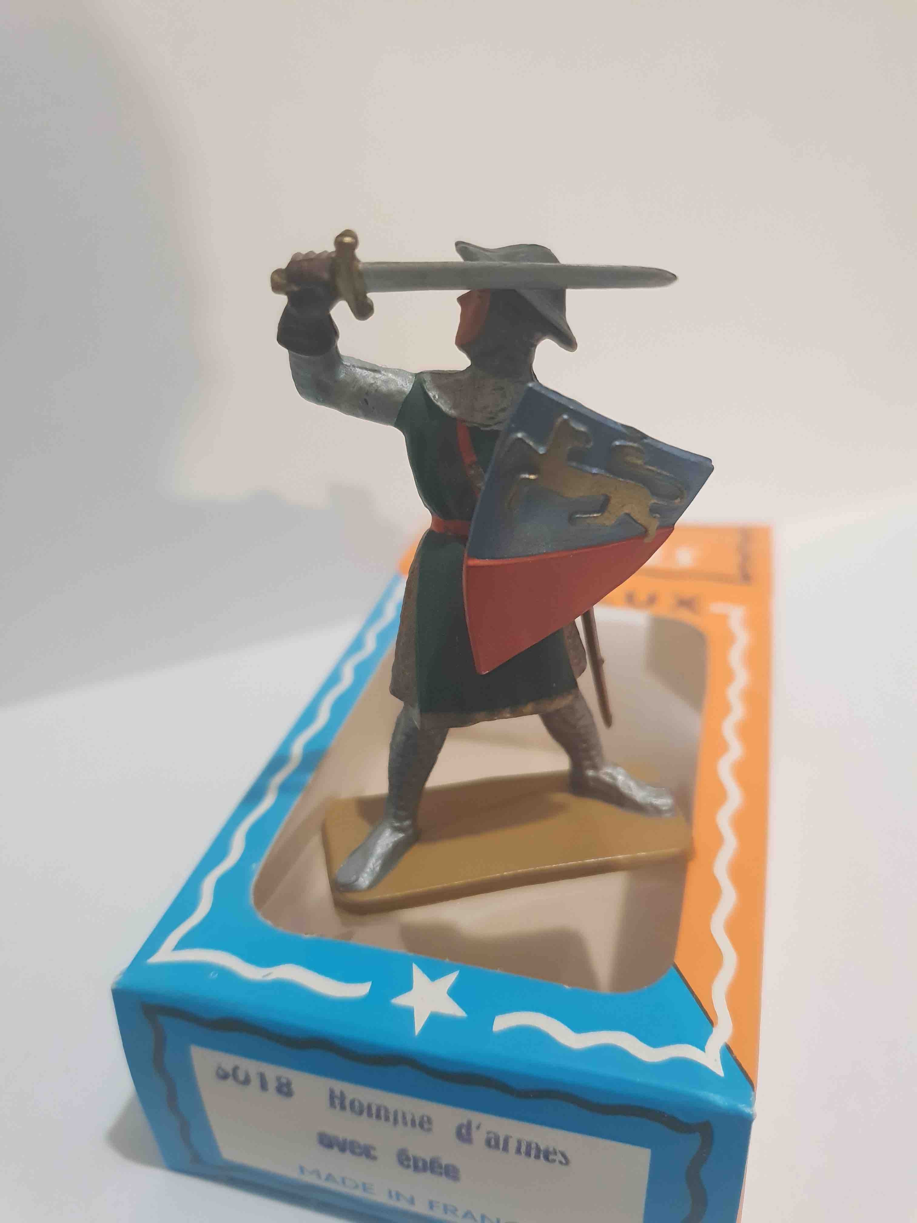 HOMME D'ARMES AVEC ÉPÉE PIEDS GRIS STARLUX MOYEN ÂGE RÉF 6018