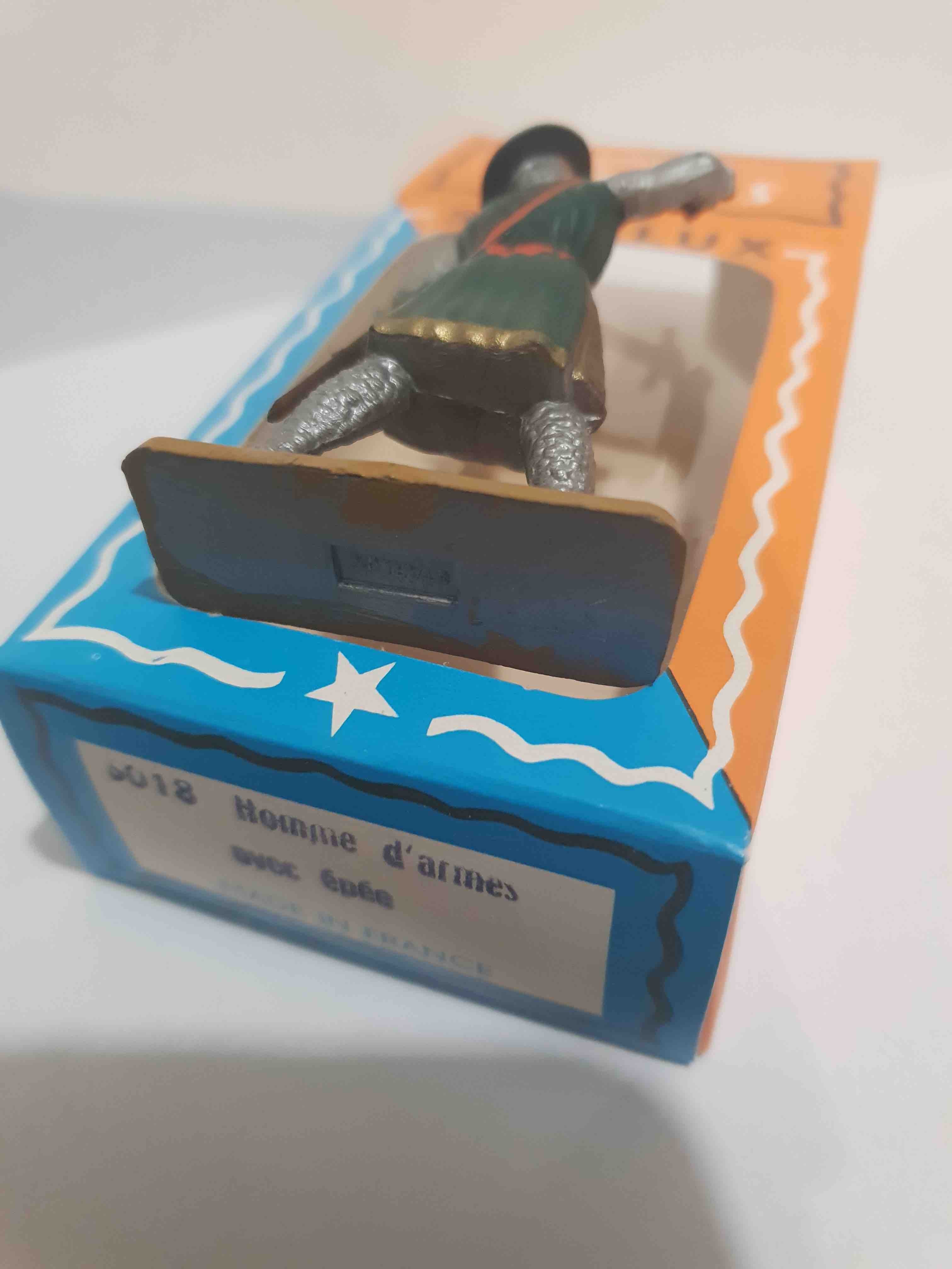 HOMME D'ARMES AVEC ÉPÉE PIEDS GRIS STARLUX MOYEN ÂGE RÉF 6018