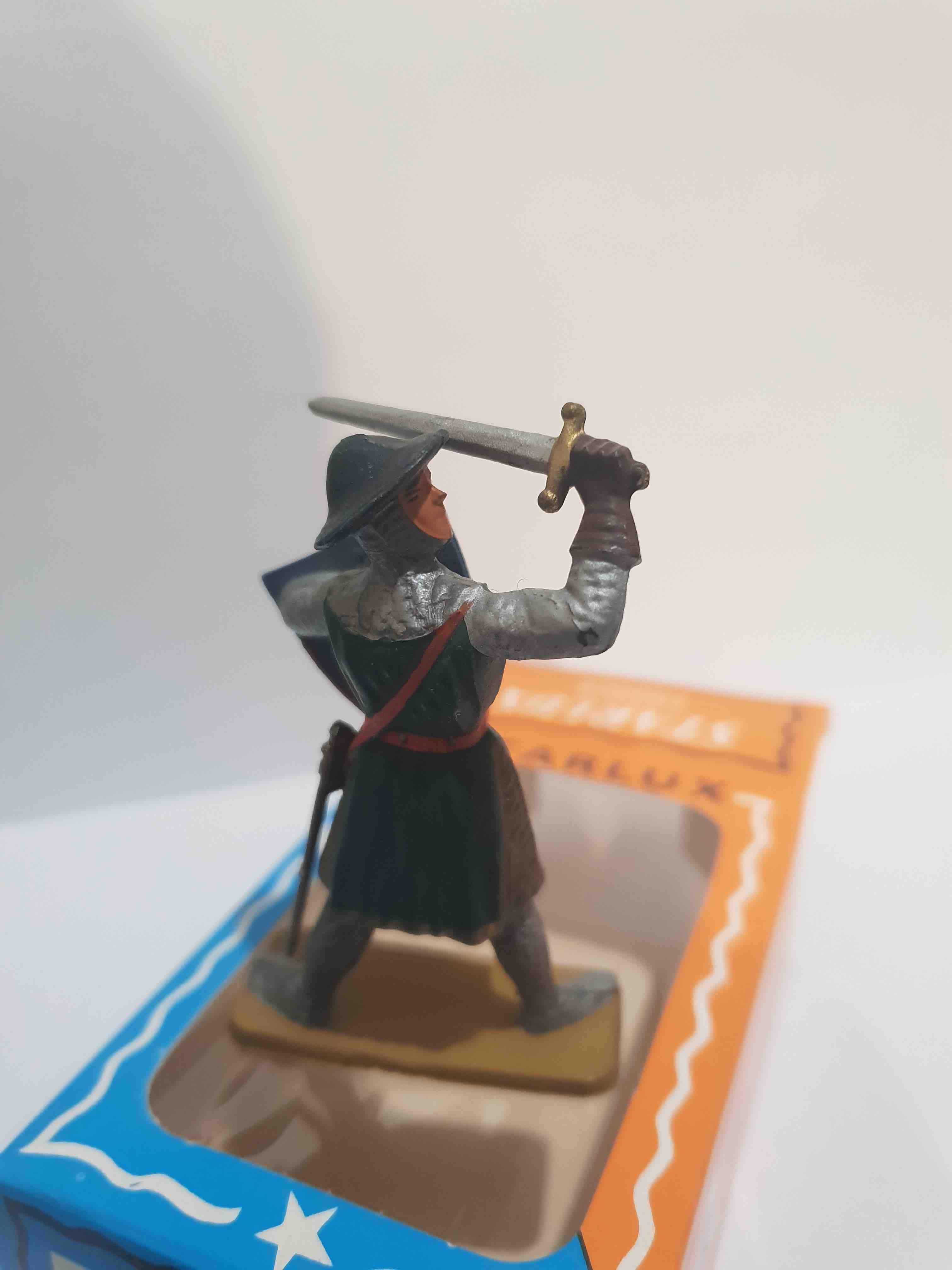 HOMME D'ARMES AVEC ÉPÉE PIEDS GRIS STARLUX MOYEN ÂGE RÉF 6018