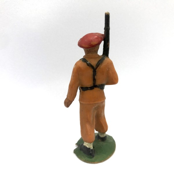 Parachutiste orange - Défilant fusil épaule - STARLUX Réf 66