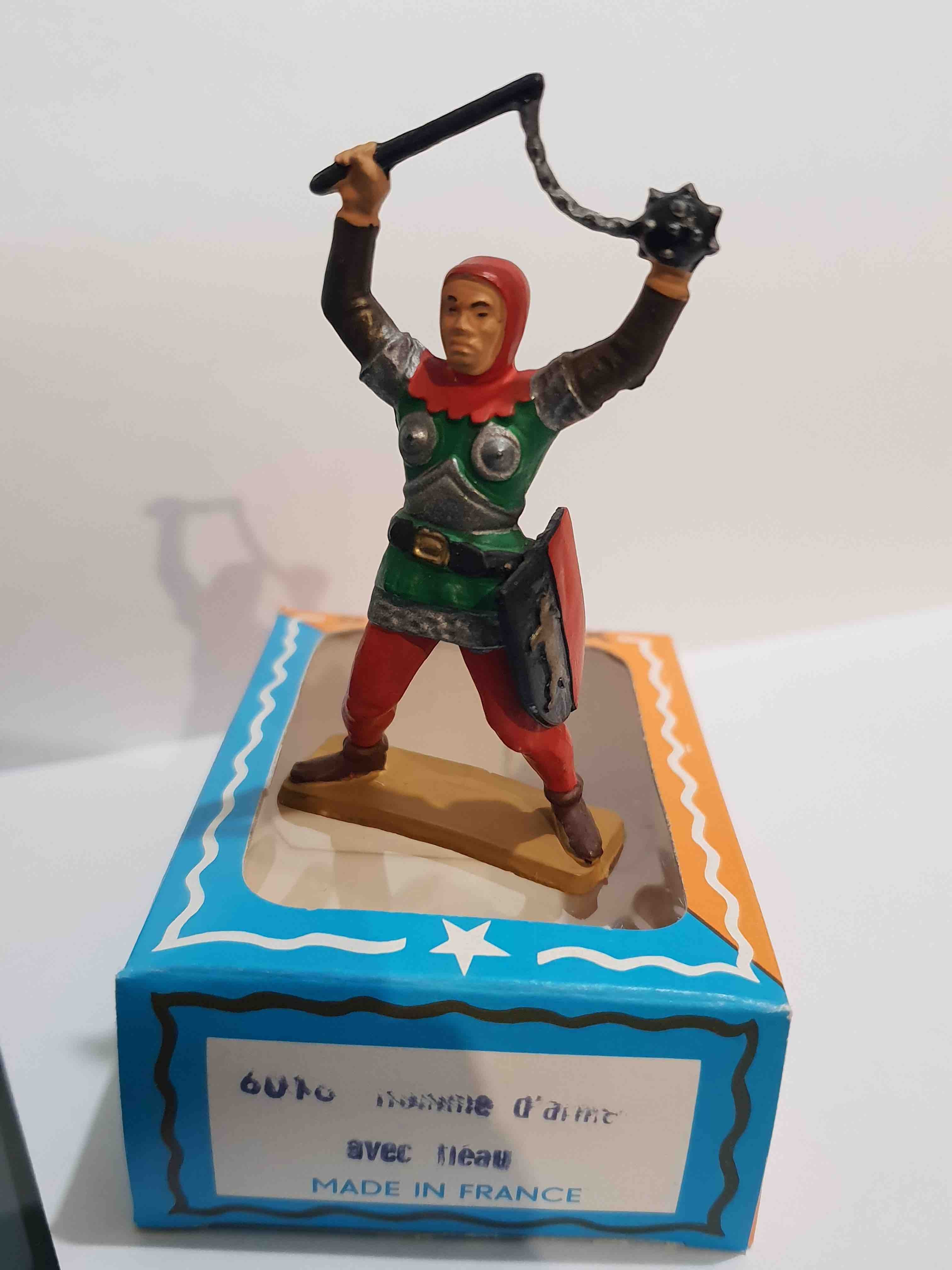 SOLDAT MOYEN ÂGE HOMME D'ARMES AVEC FLÉAU PIEDS BLANC STARLUX RÉF 6016