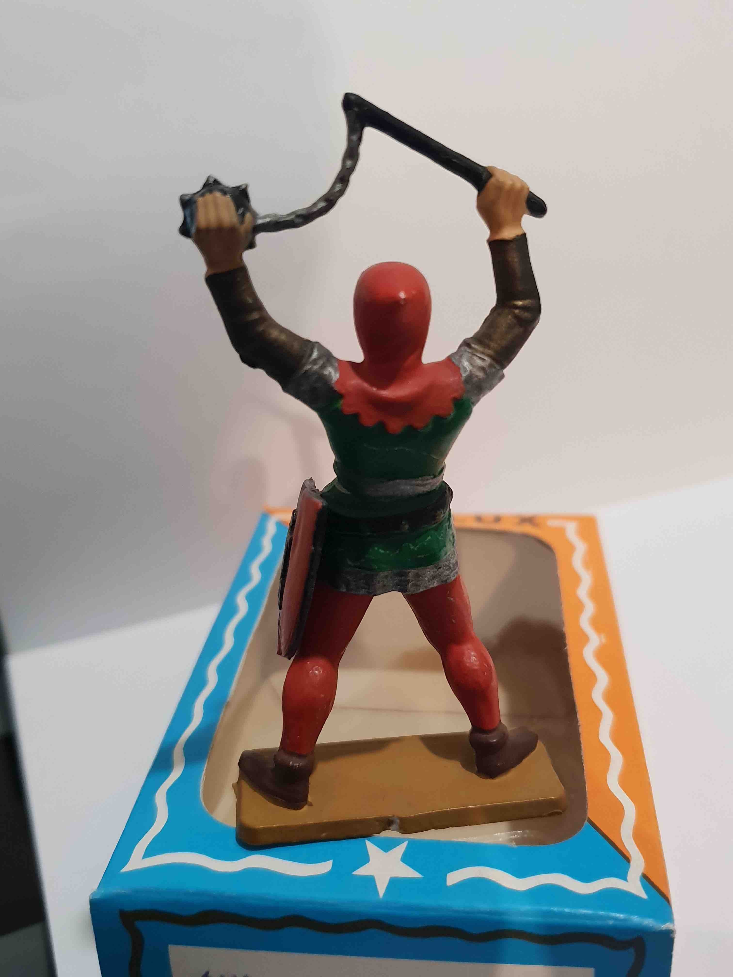 SOLDAT MOYEN ÂGE HOMME D'ARMES AVEC FLÉAU PIEDS BLANC STARLUX RÉF 6016