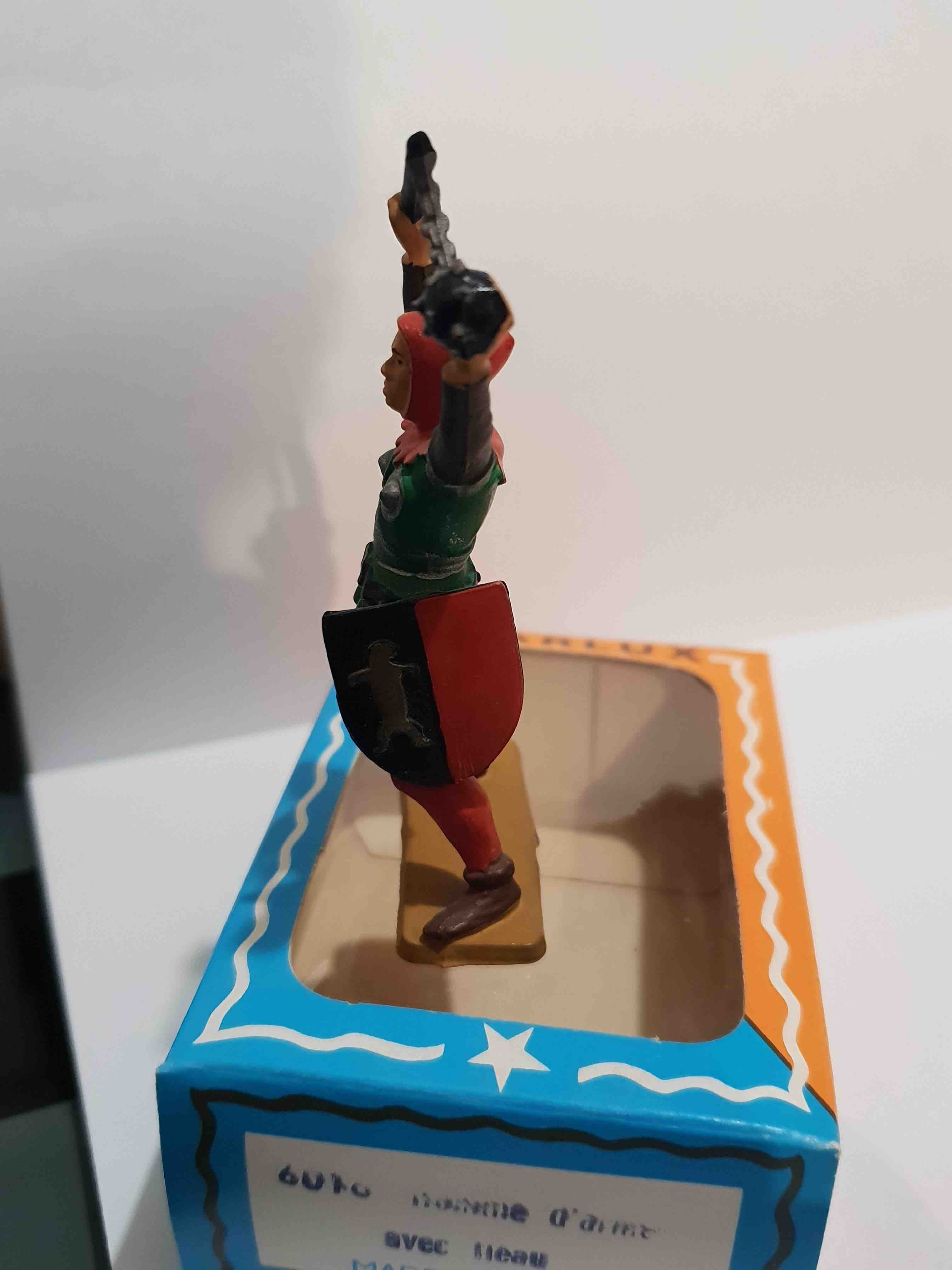 SOLDAT MOYEN ÂGE HOMME D'ARMES AVEC FLÉAU PIEDS BLANC STARLUX RÉF 6016