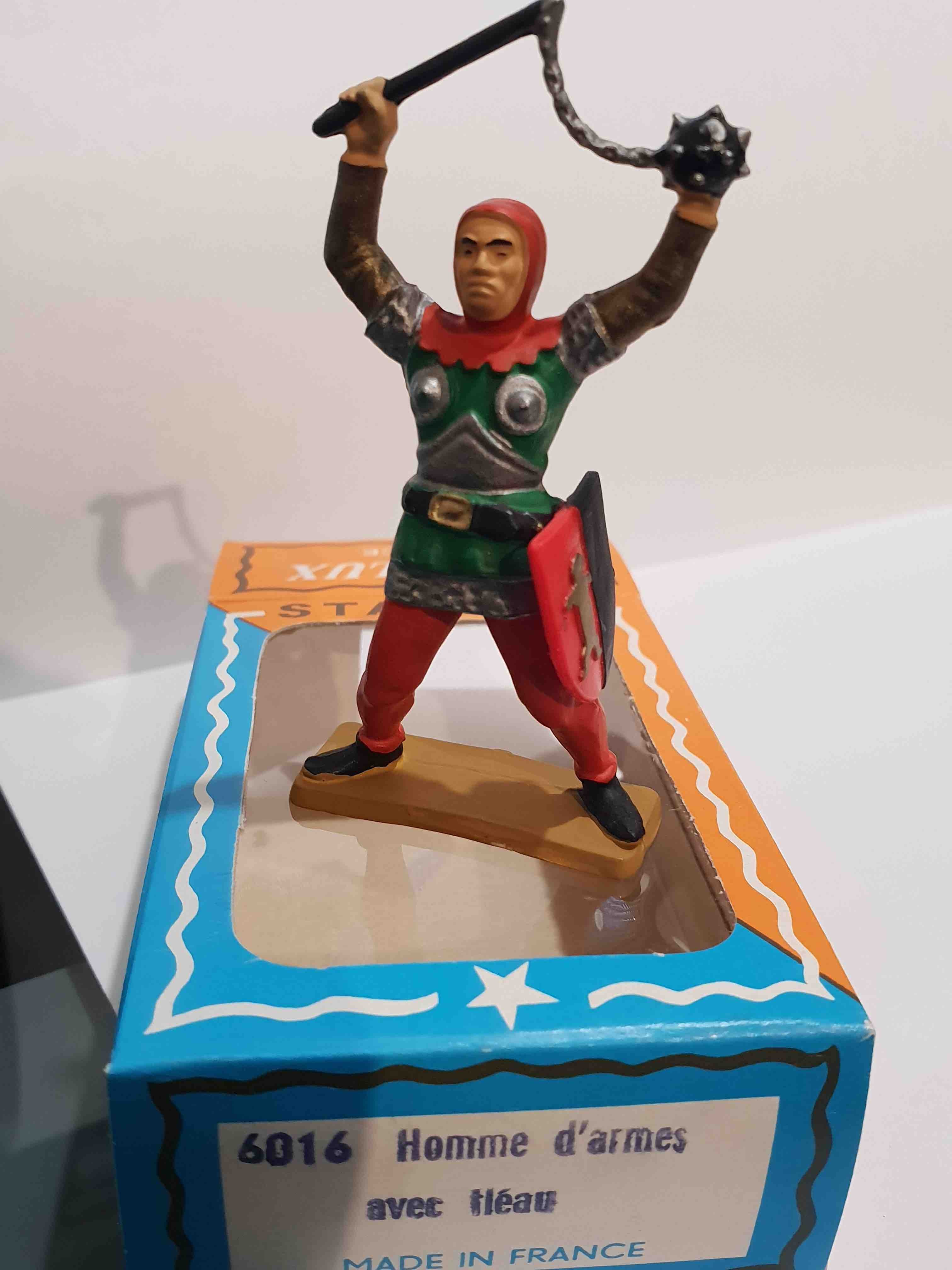 SOLDAT MOYEN ÂGE HOMME D'ARMES AVEC FLÉAU PIEDS BLANC STARLUX RÉF 6016