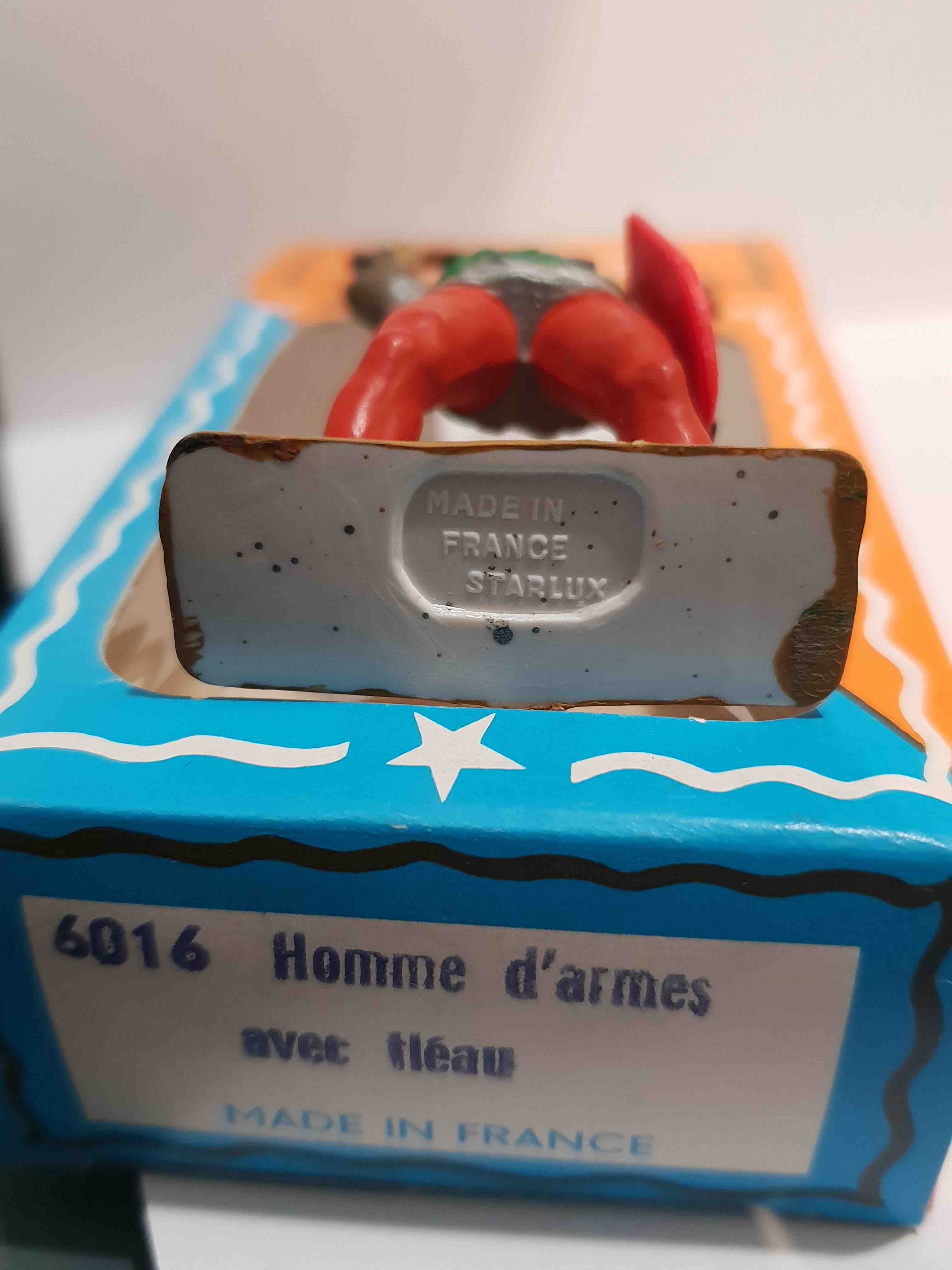 SOLDAT MOYEN ÂGE HOMME D'ARMES AVEC FLÉAU PIEDS BLANC STARLUX RÉF 6016