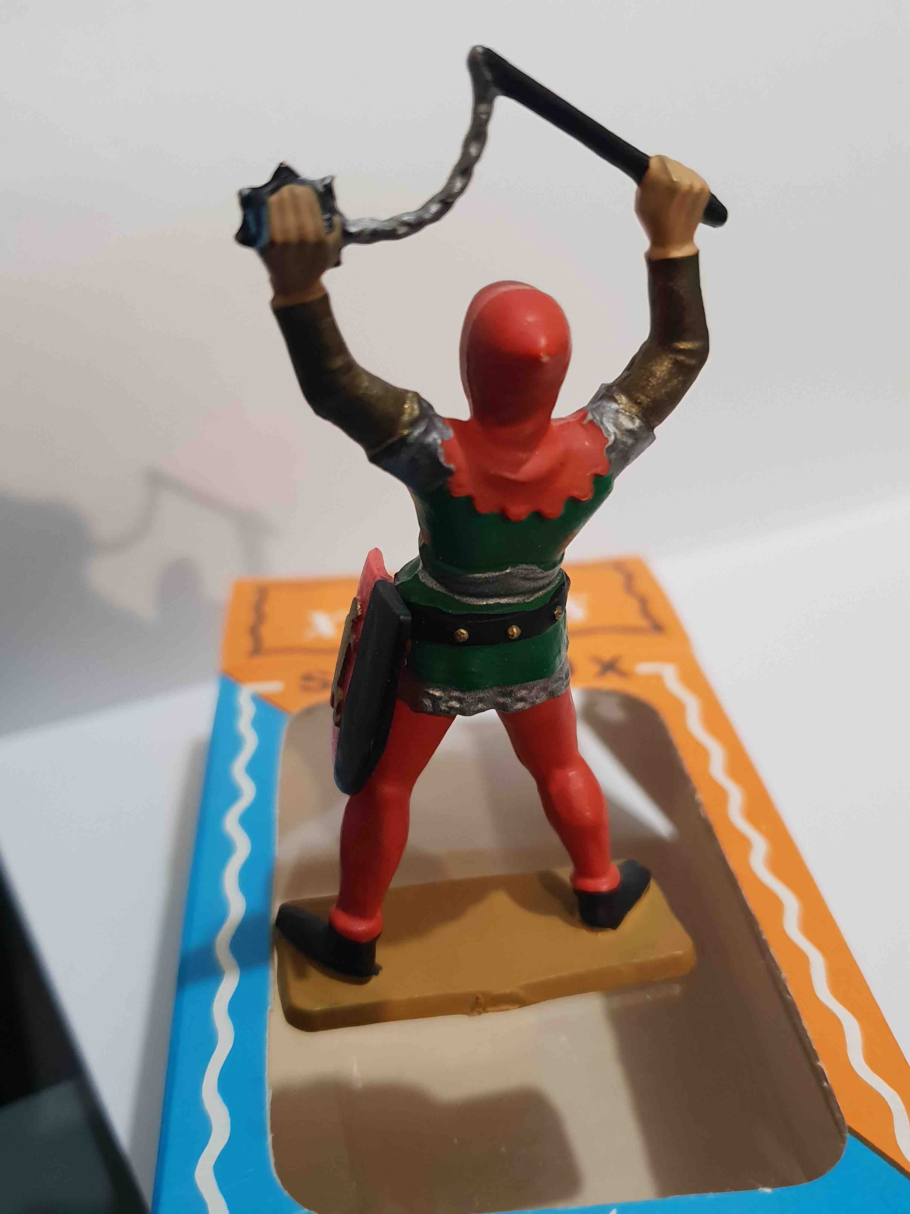 SOLDAT MOYEN ÂGE HOMME D'ARMES AVEC FLÉAU PIEDS BLANC STARLUX RÉF 6016