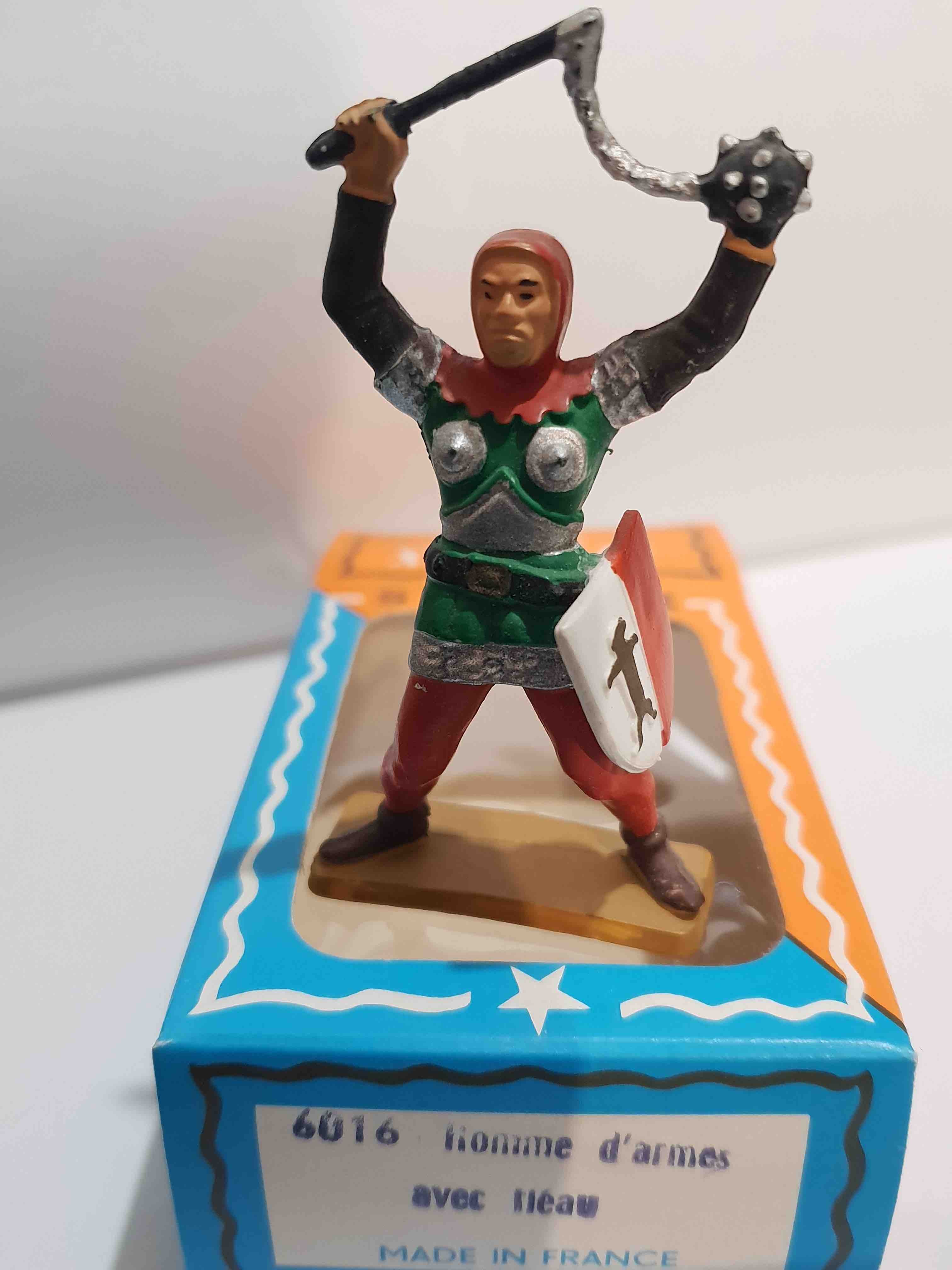 SOLDAT MOYEN ÂGE HOMME D'ARMES AVEC FLÉAU PIEDS BLANC STARLUX RÉF 6016